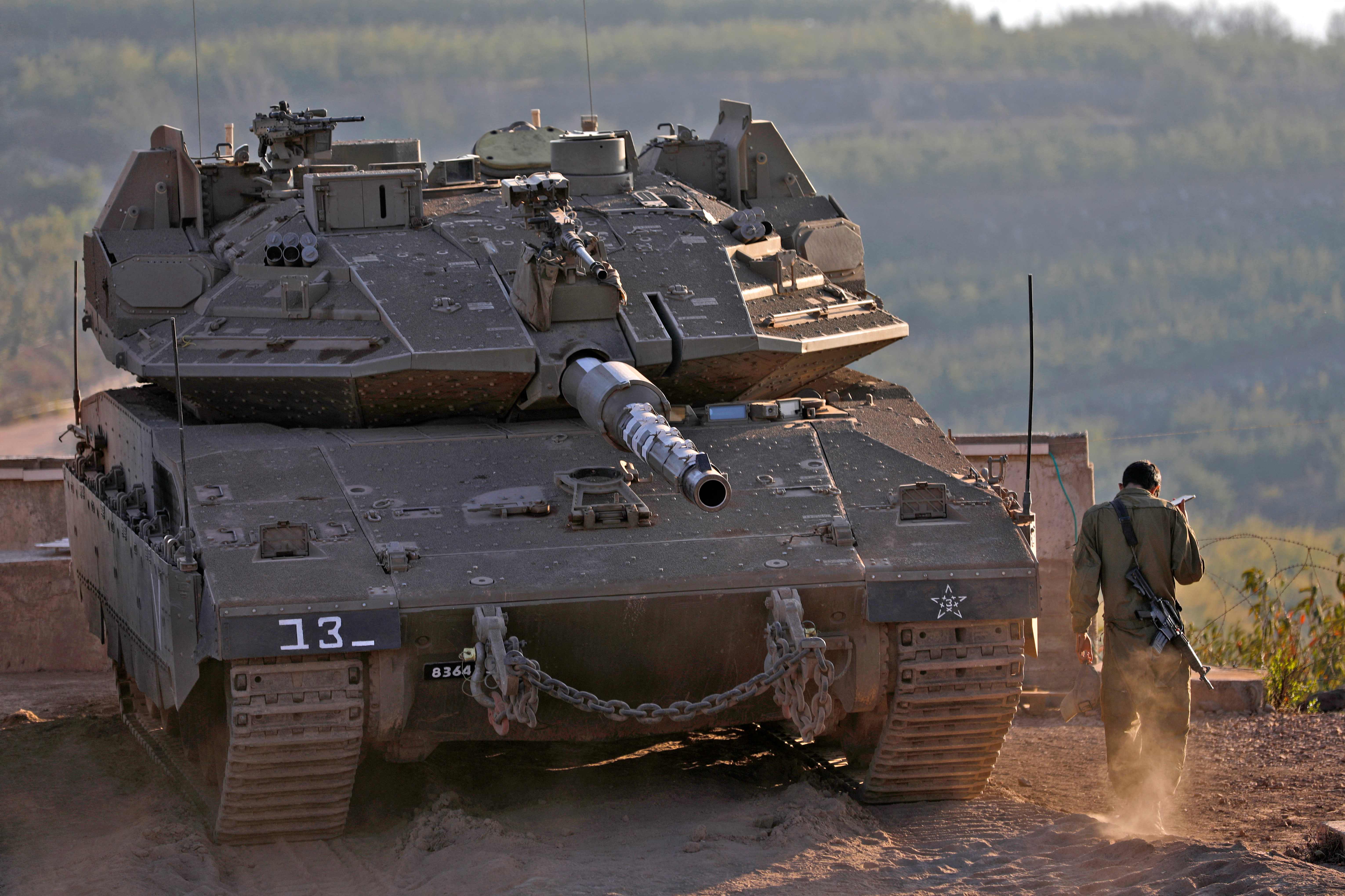 Kendaraan tank milik Israel bersiaga di daerah Dataran Tinggi Golan yang berbatasan dengan wilayah Suriah.
