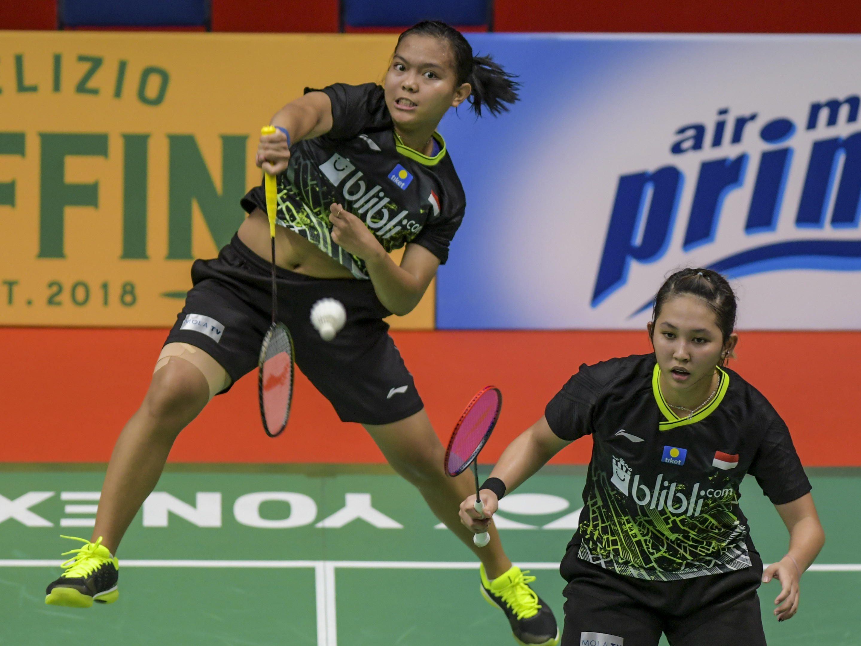 Pebulu tangkis ganda putri Indonesia Siti Fadia Silva Ramadhanti (kiri) dan rekannya Ribka Sugiarto