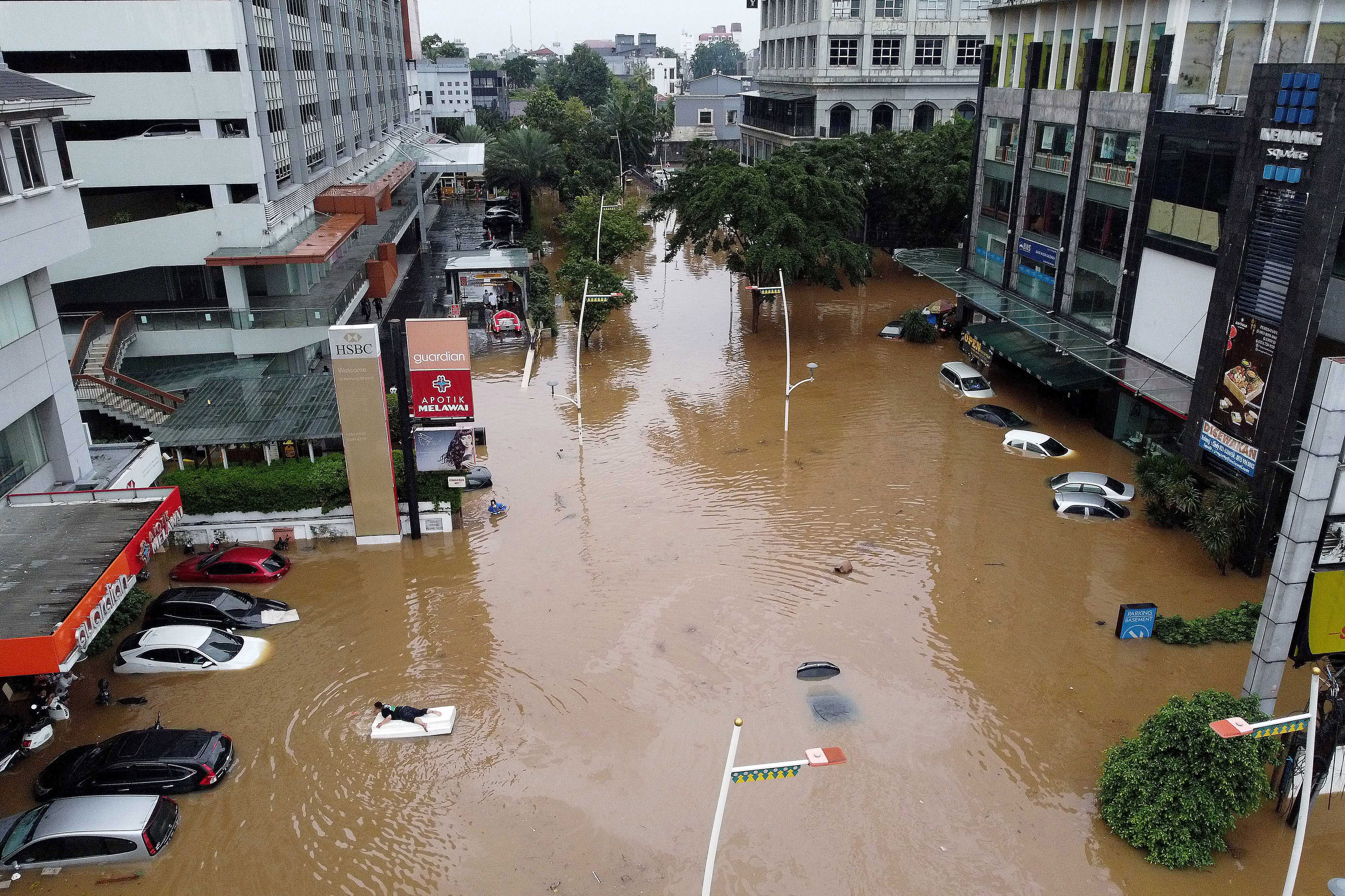 Kondisi jalan raya Kemang yang terendam banjir pada Februari lalu.