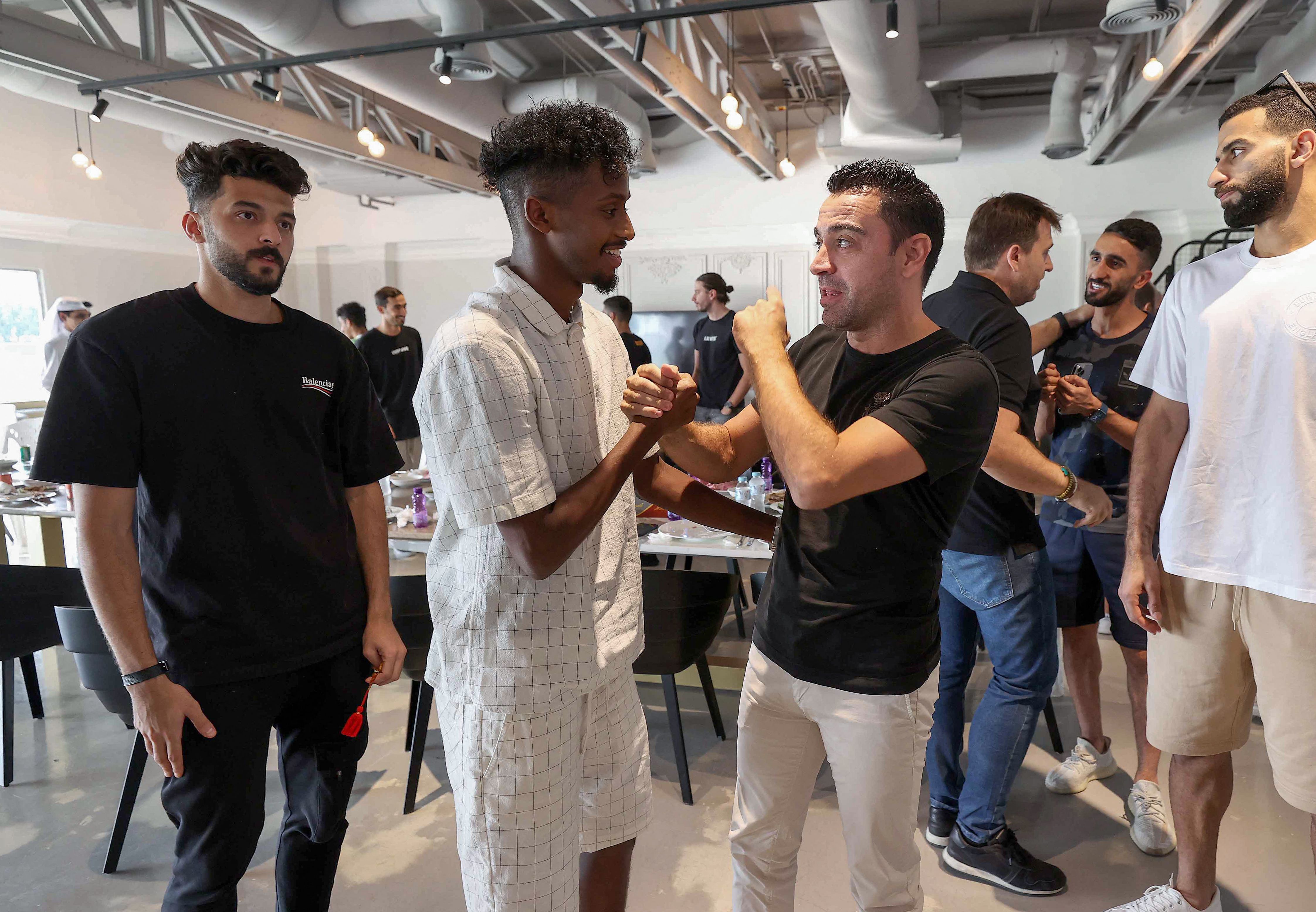 Xavi bermanitan dengan para pemain Al Sadd menjelang kepindahannya ke Barcelona.