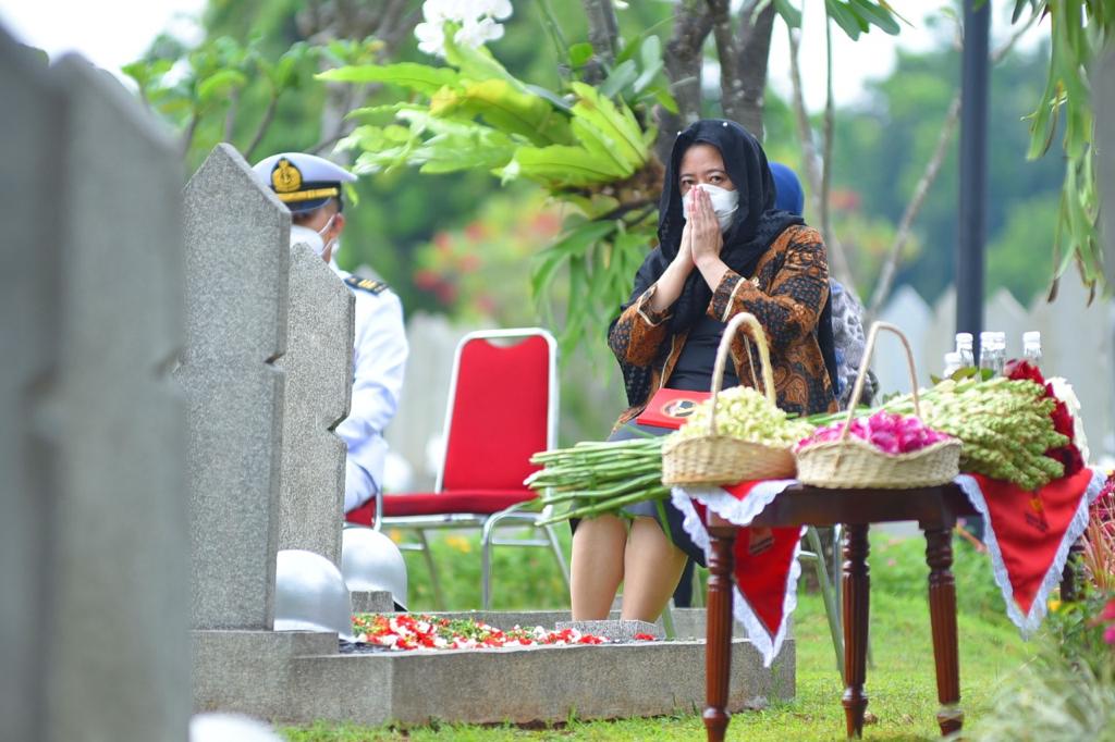 Ketua DPR RI Puan Maharani saat melakukan ziarah diTaman Makam Pahlawan Kalibata, Jakarta.