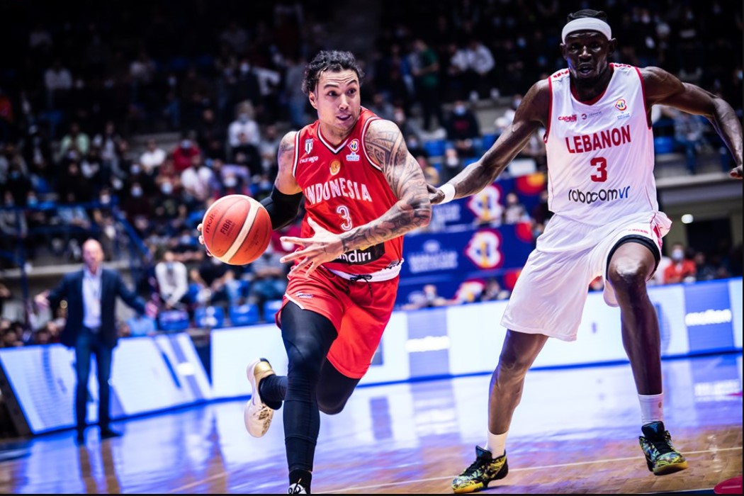 Pemain timnas Indonesia Brandon Van Dorn Jawato berusaha melewati pemain Libanon di laga kualifikasi Kejuaraan Dunia FIBA 2023.