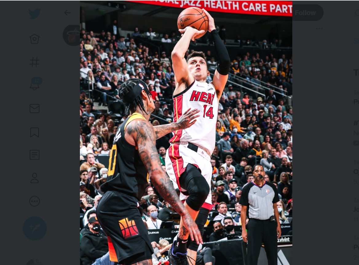 Pemain Miami Heat Tyler Herro melepaskan tembakan dalam laga NBA melawan Utah Jazz.