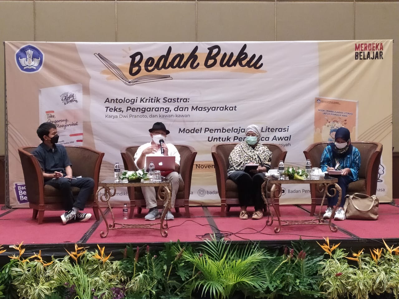 Acara Bedah Buku, Ontologi Kritik Sastra: Teks, Pengarang, dan Masyarakat. Karya Dwi Pranoto dan Kawan-Kawan. 