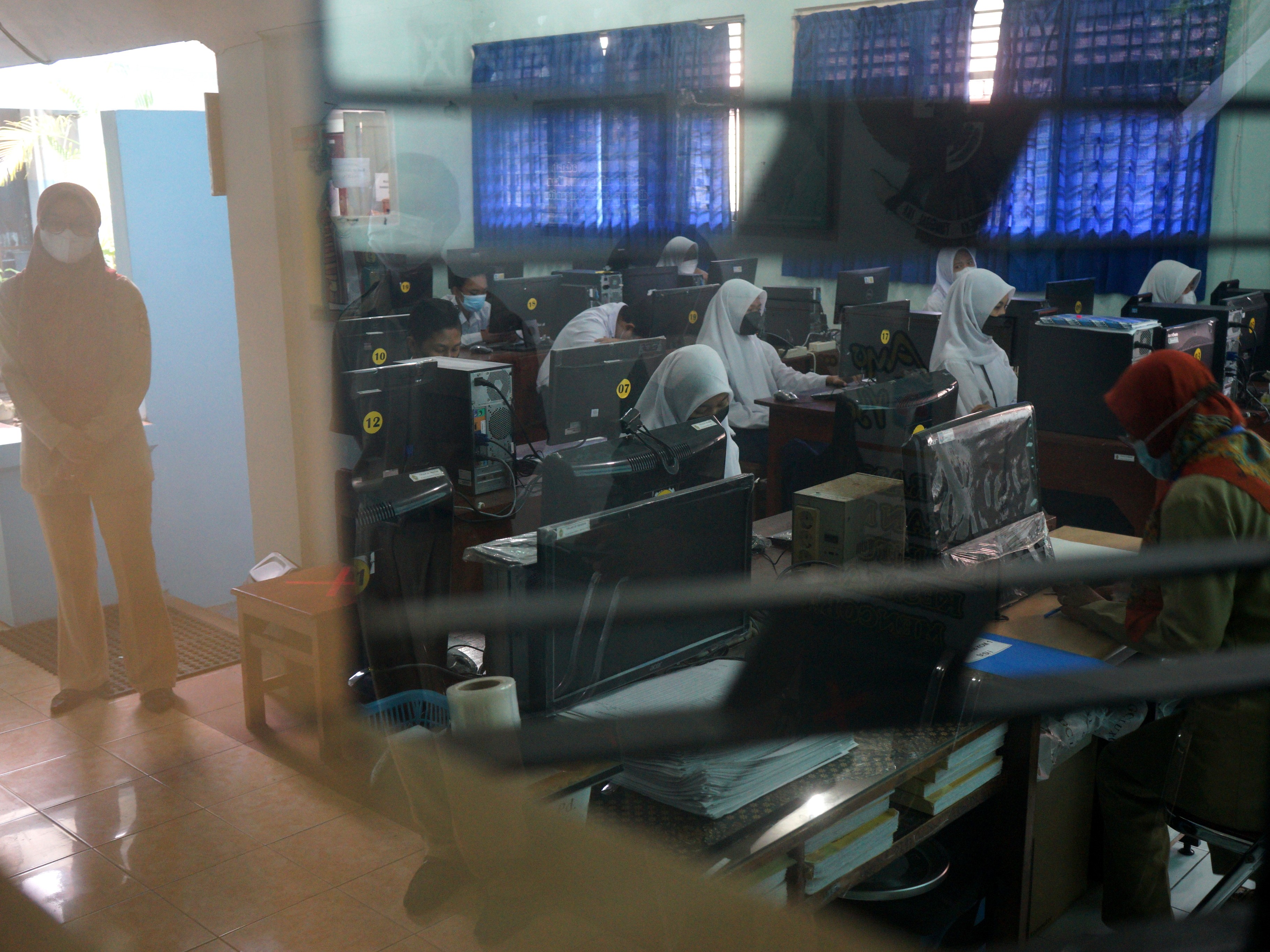 Pelajar kelas VIII mengikuti pelaksanaan Asesmen Nasional Berbasis Komputer 2021 di SMPN 11 Yogyakarta, Senin (4/10/2021).