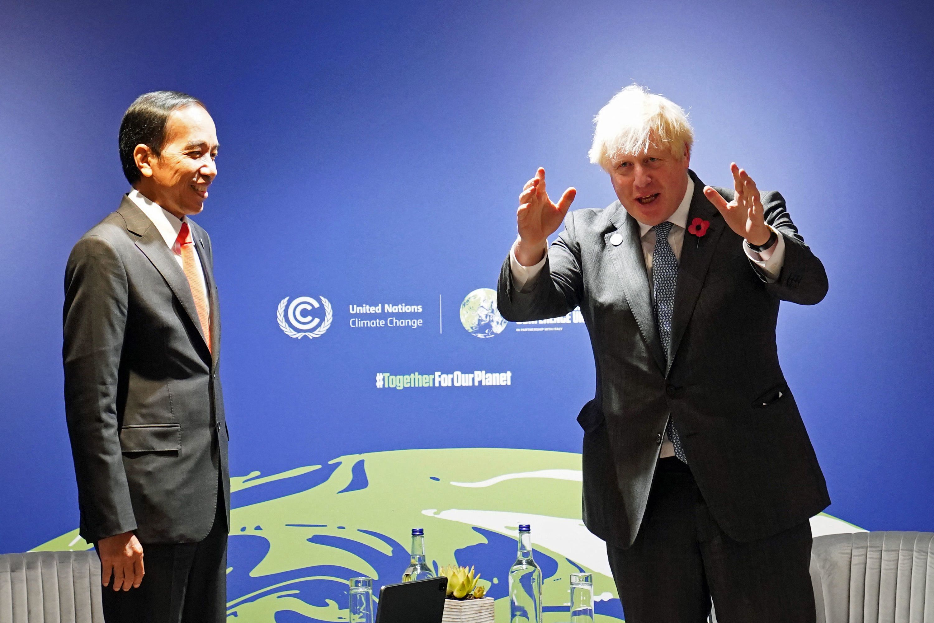 Presiden Joko Widodo (kiri) bertemu dengan PM Inggris Boris Johnson di sela-sela COP26.