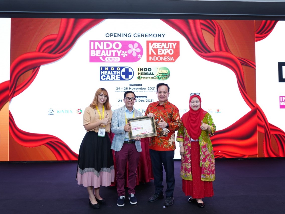 Edward Basillianus (dua dari kiri).