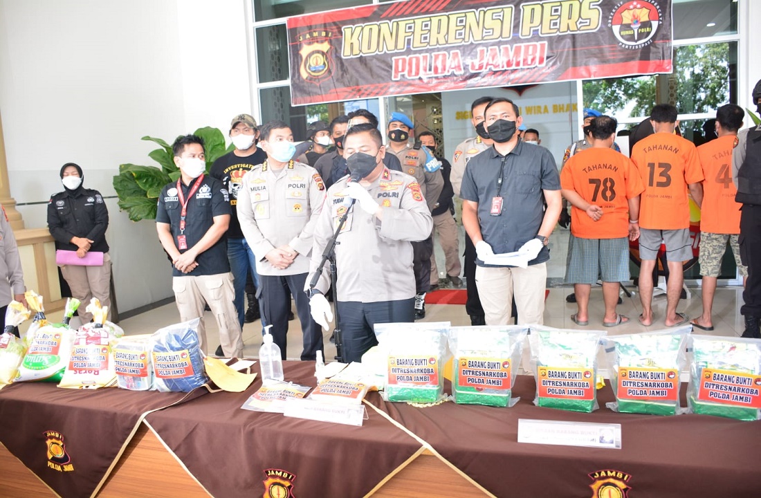 Wakapolda Jambi Brigjen Yudawan (tengah) saat memberikan keterangan pers terkait pengungkapan kasus peredaran 5,3 kg sabu, Selasa (2/11).