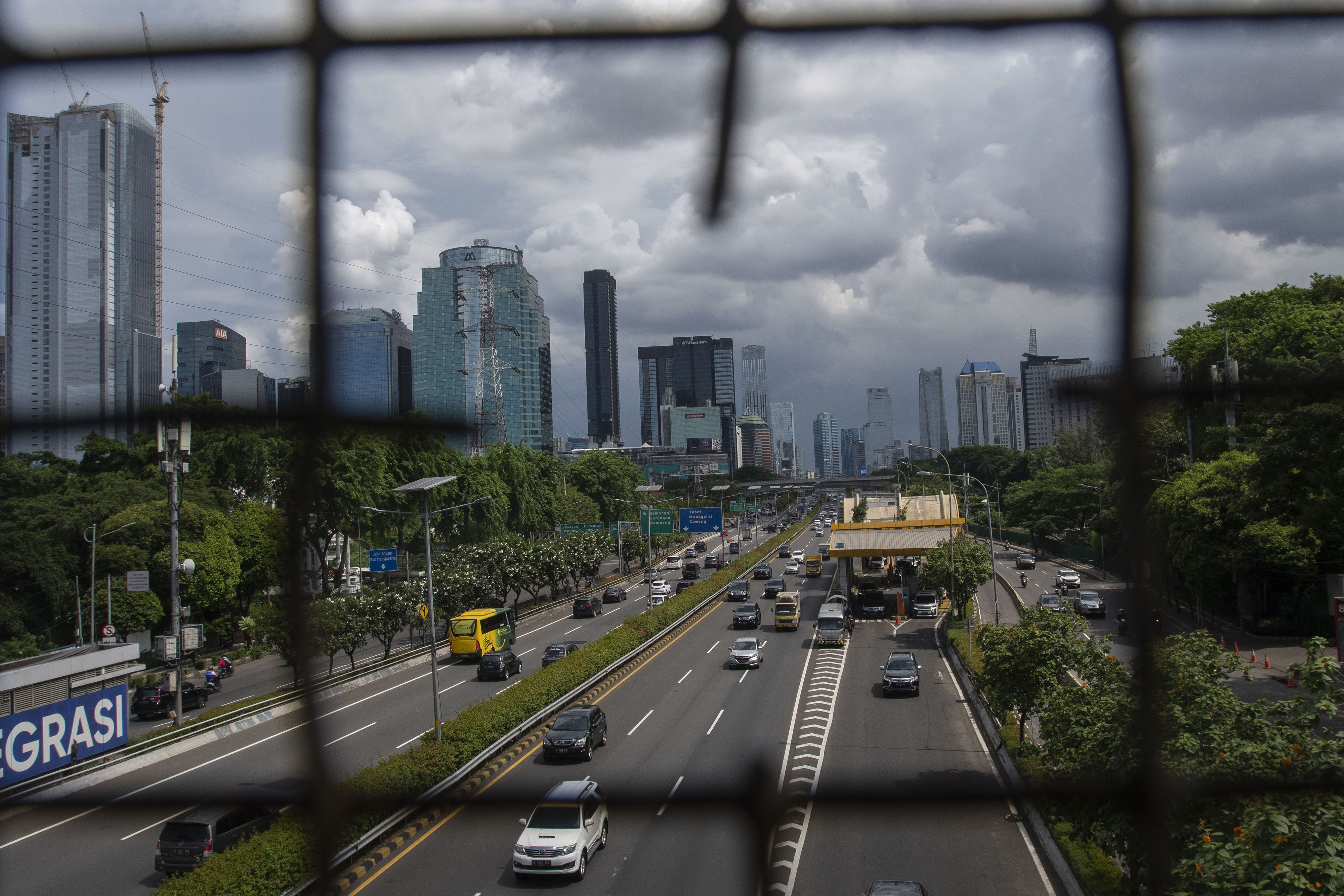  Sejumlah kendaraan bermotor melintas di Jalan Gatot Subroto, Jakarta, Selasa (9/11/2021). 