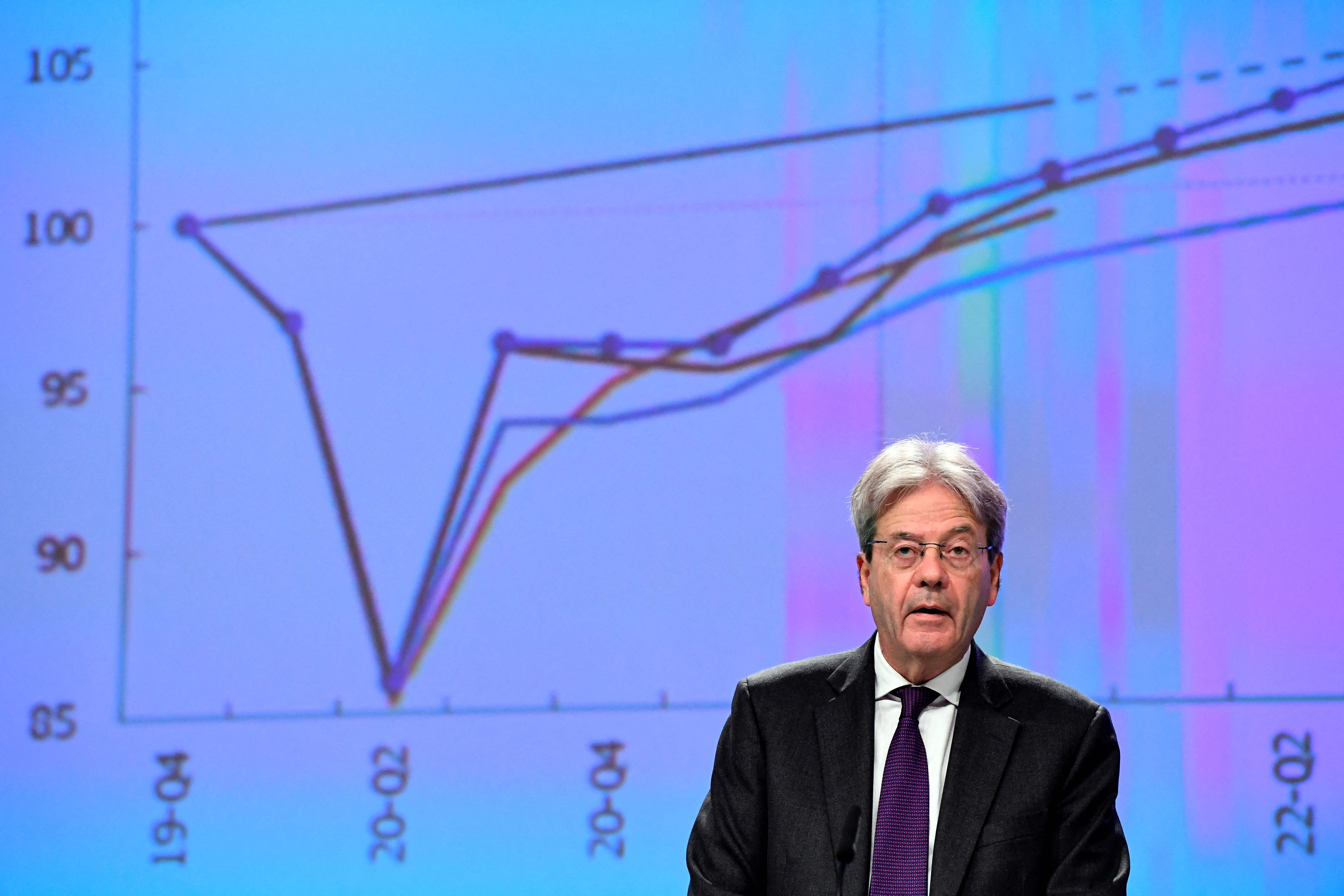 Komisaris Eropa untuk Ekonomi Paolo Gentiloni saat konfrensi pers prospek ekonomi, Kamis (11/11/2021)