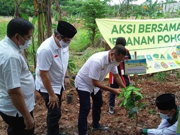 Kegiatan tersebut merupakan rangkaian dari peringatan Hari Menanam Pohon Nasional yang berlangsung setiap 28 November.