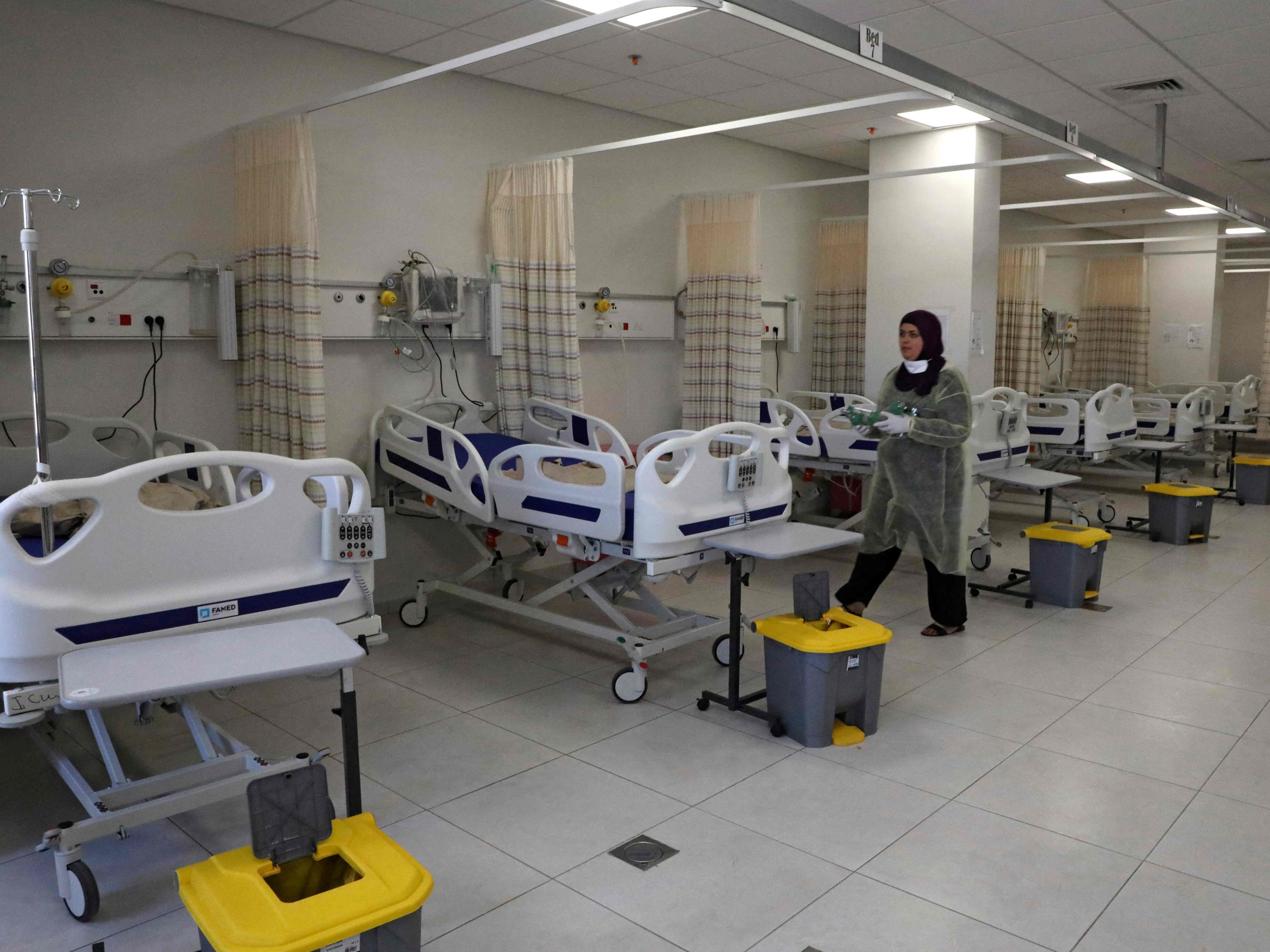 Seorang perawat di RSU Dura, tempat pasien virus corona dirawat, di desa Dura, sebelah barat Hebron di Tepi Barat yang diduduki.