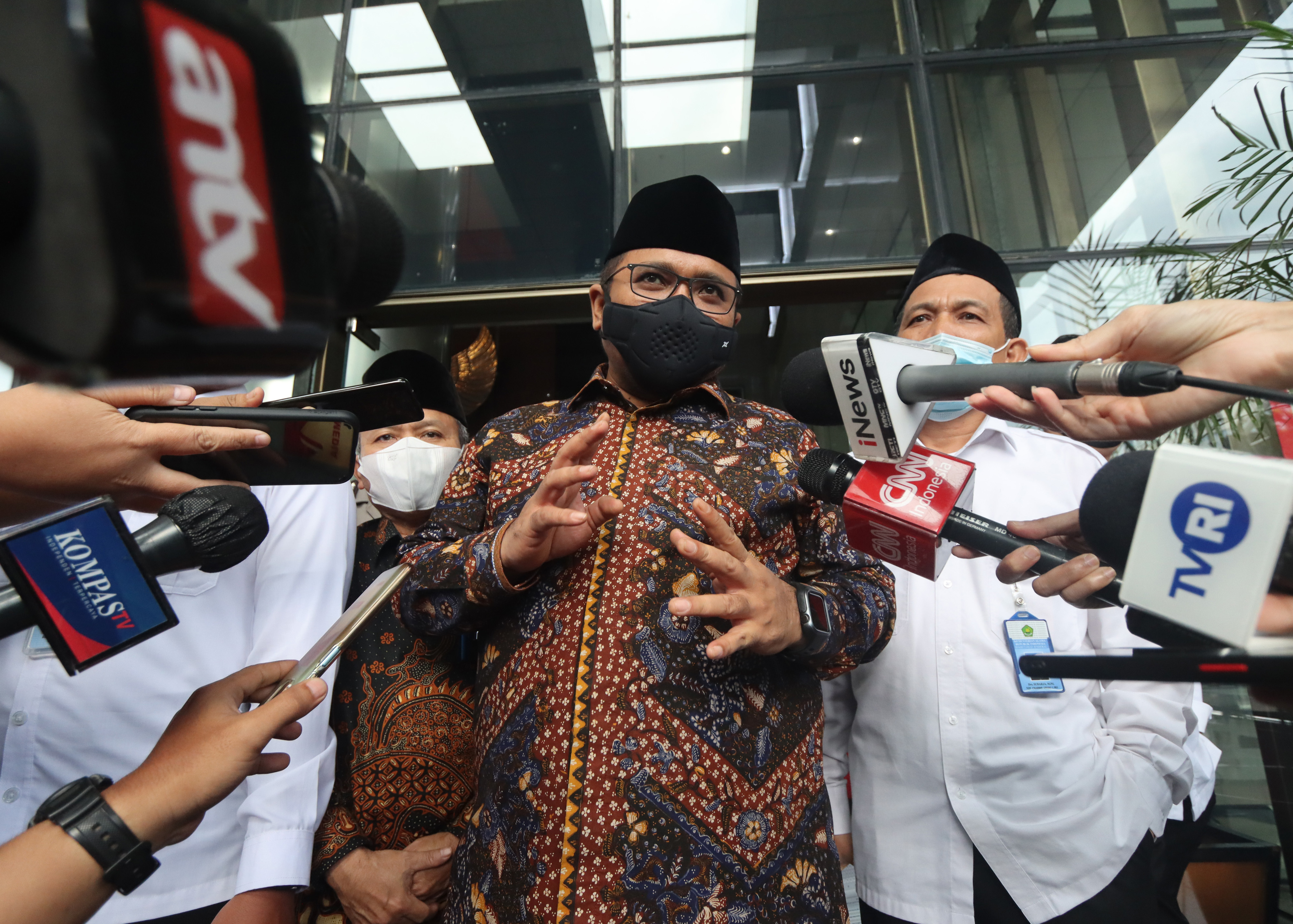  Menteri Agama Yaqut Cholil Qoumas (tengah)