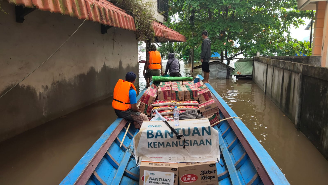 Badan Wakaf Al-Qur'an menyalurkan bantuan bagi korban banjir di Sintang, Kalimantan Barat. 
