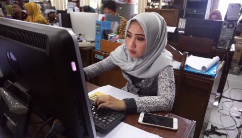 Ilustrasi--bekerja di depan komputer