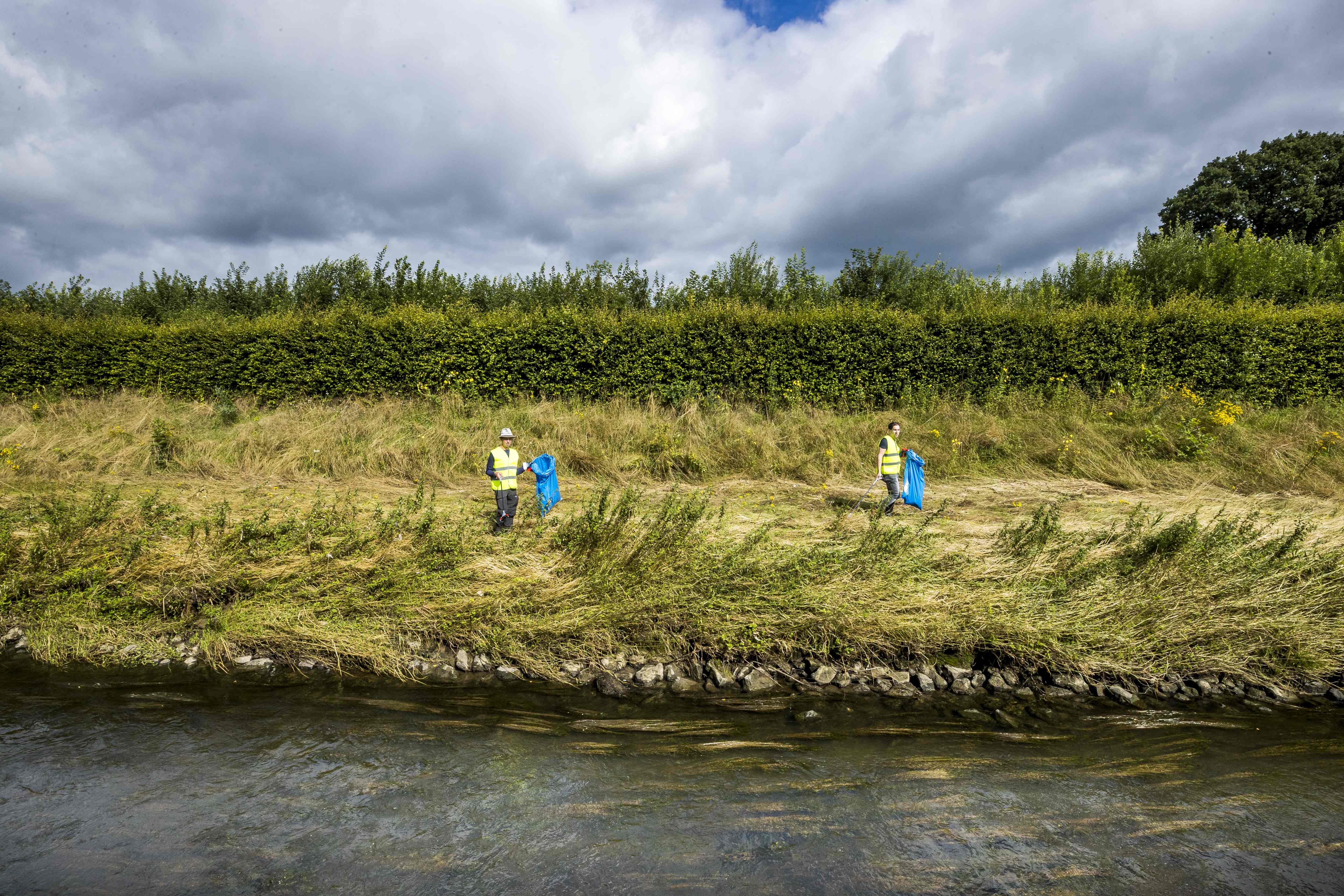 Sukarelawan membersihkan Fllodplain di Belanda yang jadi salah satu upaya menangani banjir di Negeri Kincir Angin itu