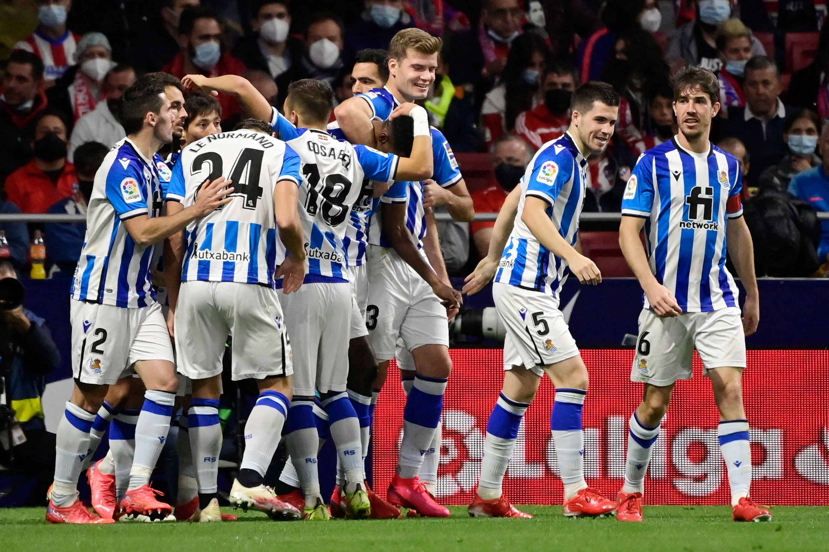 Penyerang Real Sociedad, Alexander Isak, mendapat sambuat dari rekan satu timnya setelah menjebol gawang  Athletic Bilbao.   