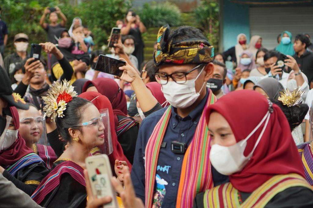 Menparekraf Sandiaga Uno melakukan kunjungan ke Desa Wisata Sesaot, Kecamatan Narmada, Kabupaten Lombok Barat, Nusa Tenggara Barat (NTB)..