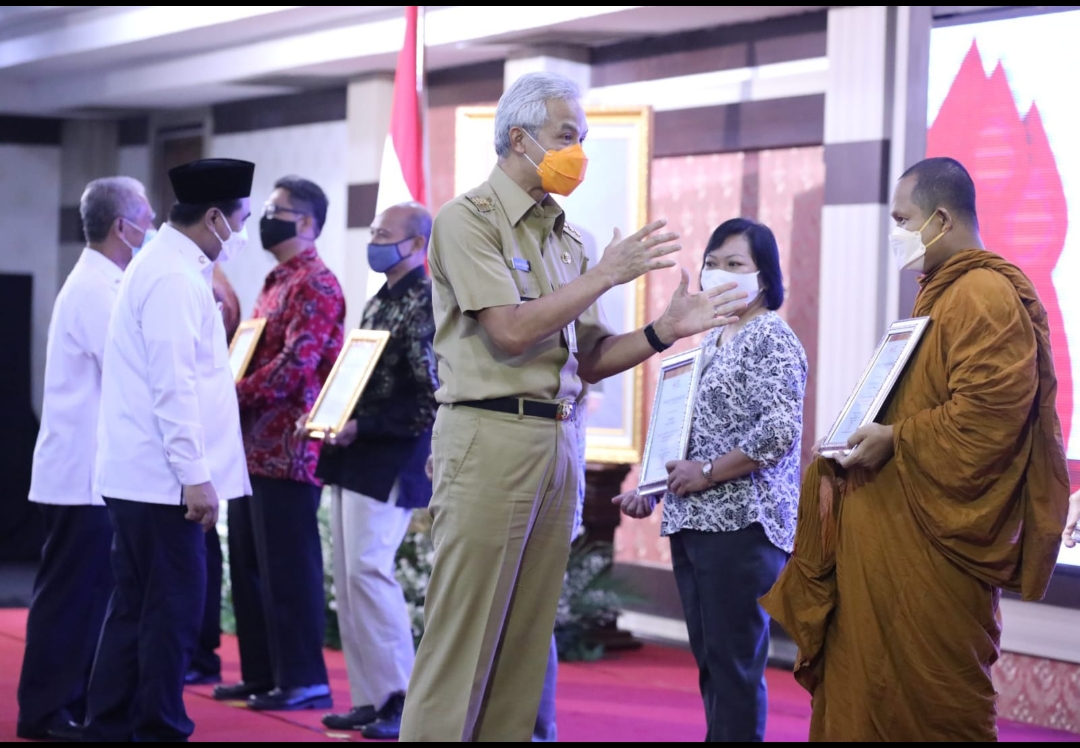  Gubernur Jawa Tengah Ganjar Pranowo (tengah).