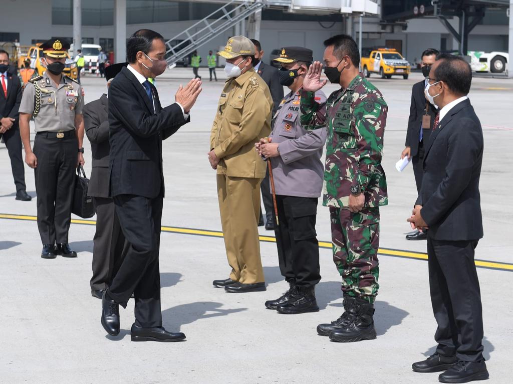 Kasad Jenderal Andika Perkasa (kedua dari kanan) yang mengantar Presiden Jokowi ke Roma di Bandara Halim Perdanakusuma, Jakarta.