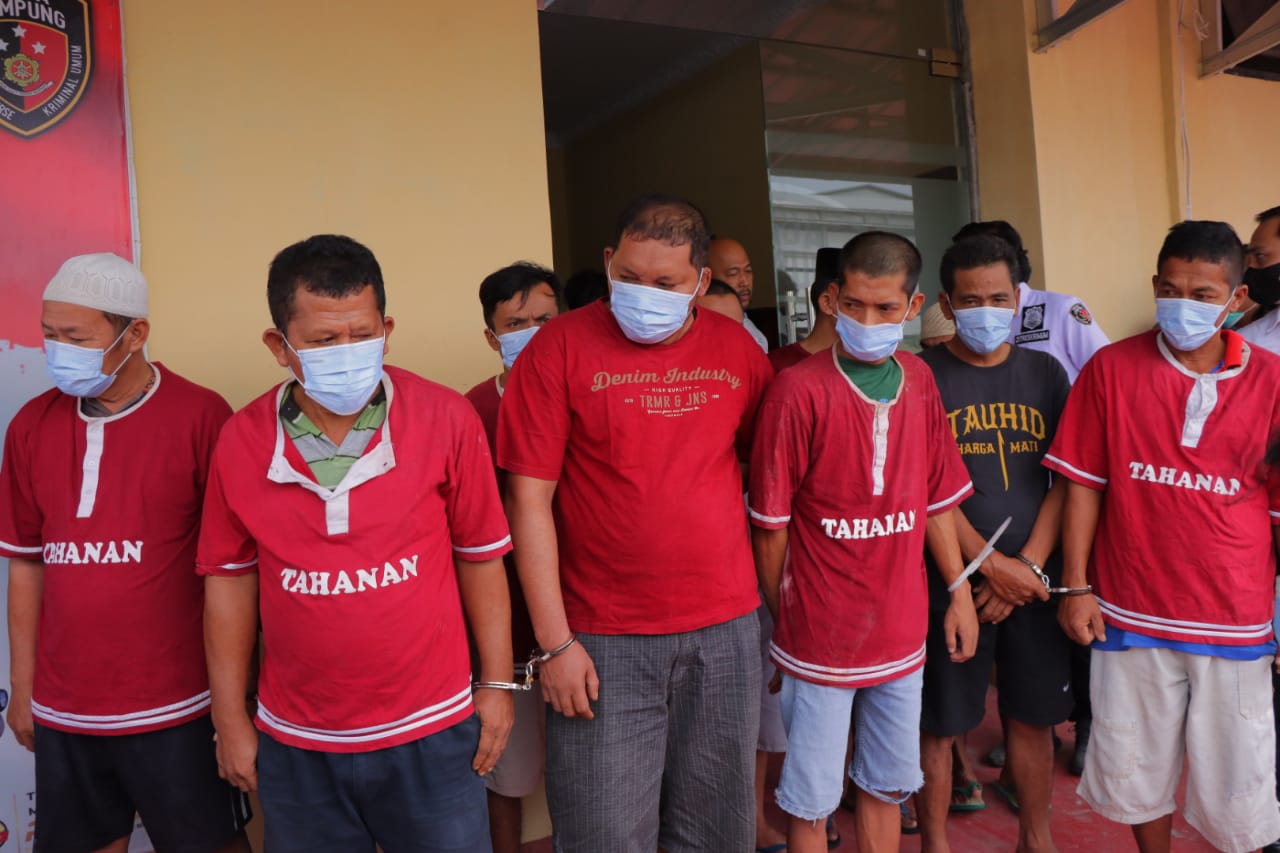 Para tersangka kasus perjudian yang ditangkap Polda Lampung