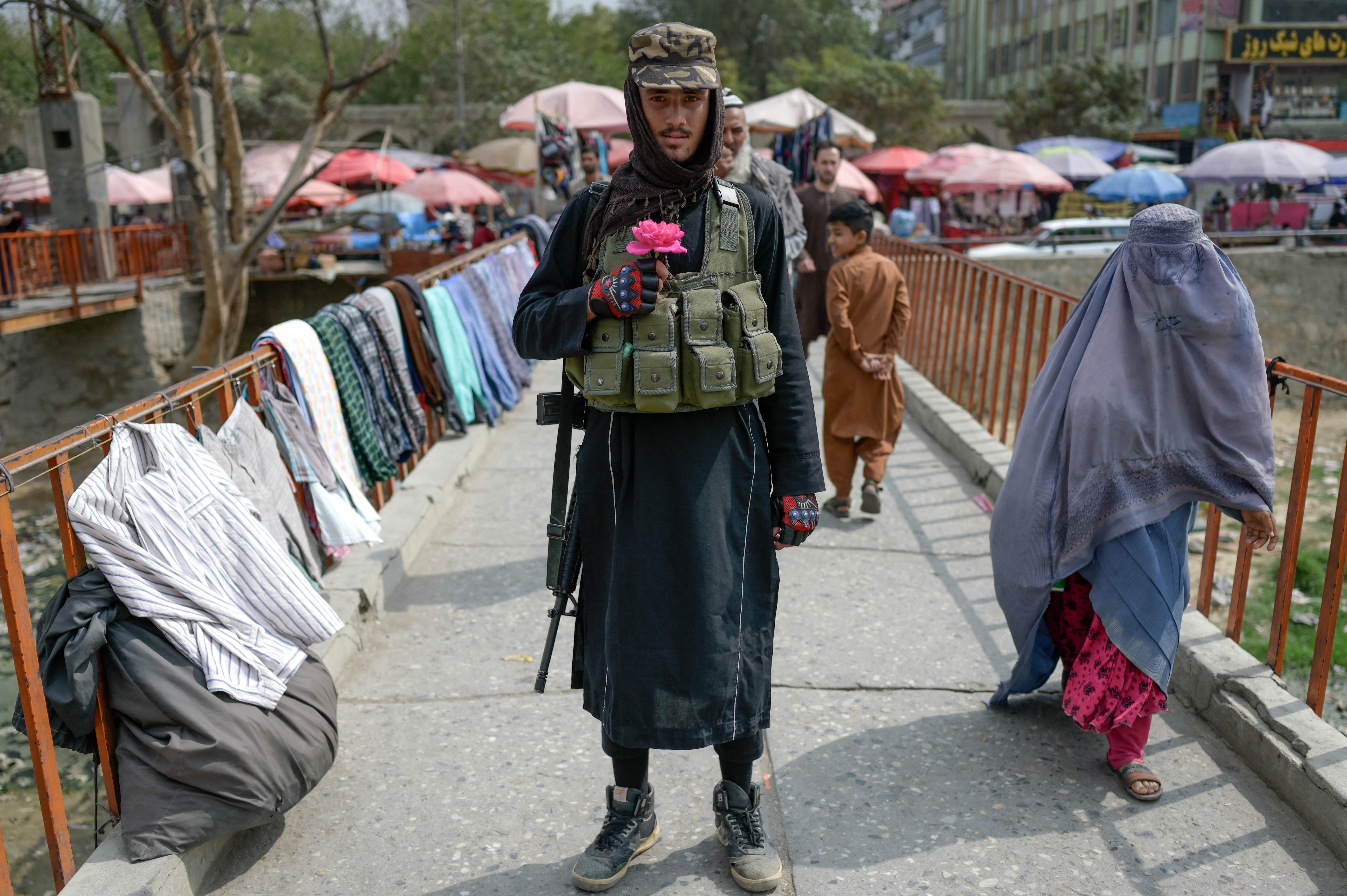 Pejuang Taliban berpose di Kabul, Afghanistan.