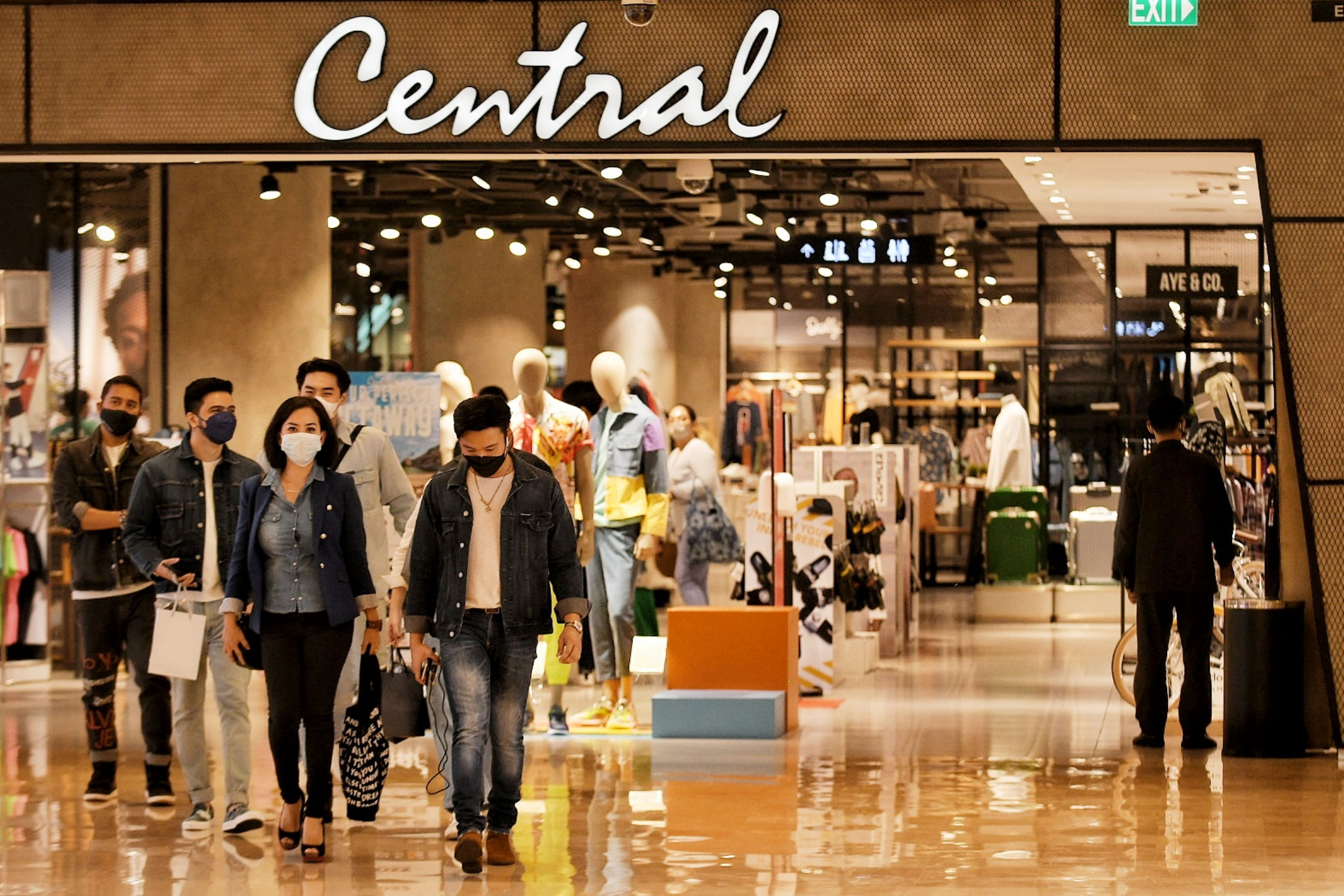 Aktivitas sejumlah pengunjung saat berada di Mall Grand Indonesia, Jakarta, Rabu (3/11/2021).