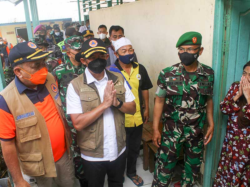 Kepala BNPB Mayjen TNI Suharyanto (kedua kiri) mengunjungi lokasi pengungsian di Kelurahan Kapuas Kiri Hulu (KKH) di Sintang