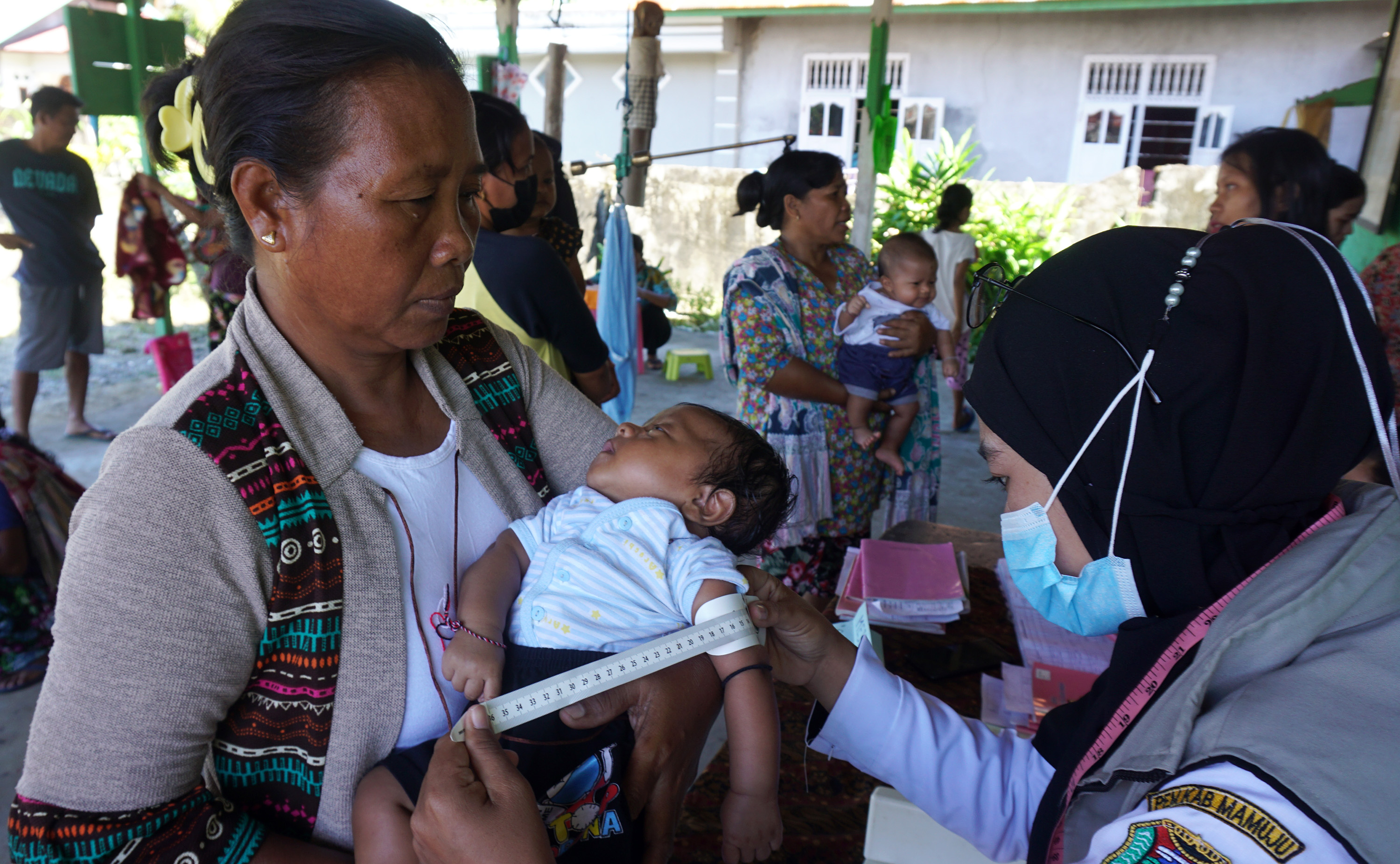 Petugas kesehatan memeriksa balita saat pelaksanaan Posyandu di Desa Toabo, Kecamatan Papalang, Mamuju, Sulawesi Barat, Rabu (3/11/2021).