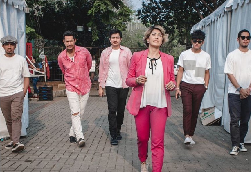 Maliq & D'Essentials