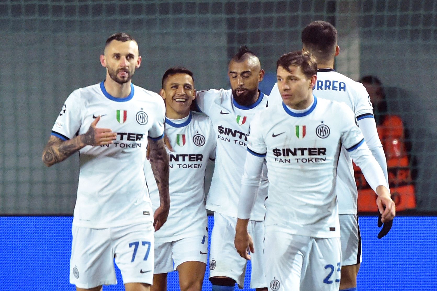 Para pemain Inter Milan melakukan selebrasi usai mencetak gol ke gawang Sheriff Tiraspol di laga Liga Champions.