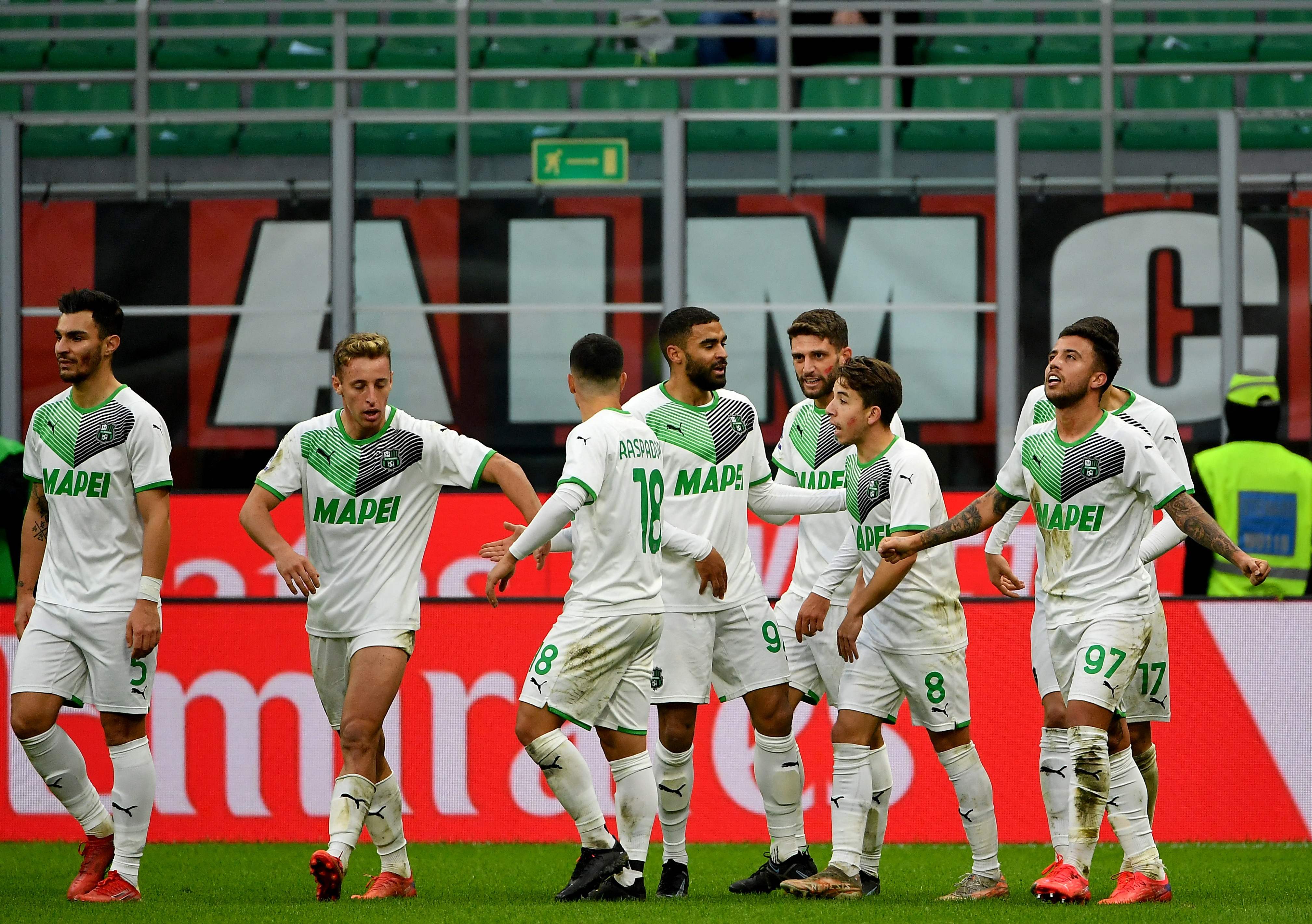 Pemain Sassuolo merayakan gol yang dibuat ke gawang AC Milan dalam lanjutan Serie A, Minggu (28/11) di San Siro. Sassuolo menang 3-1.