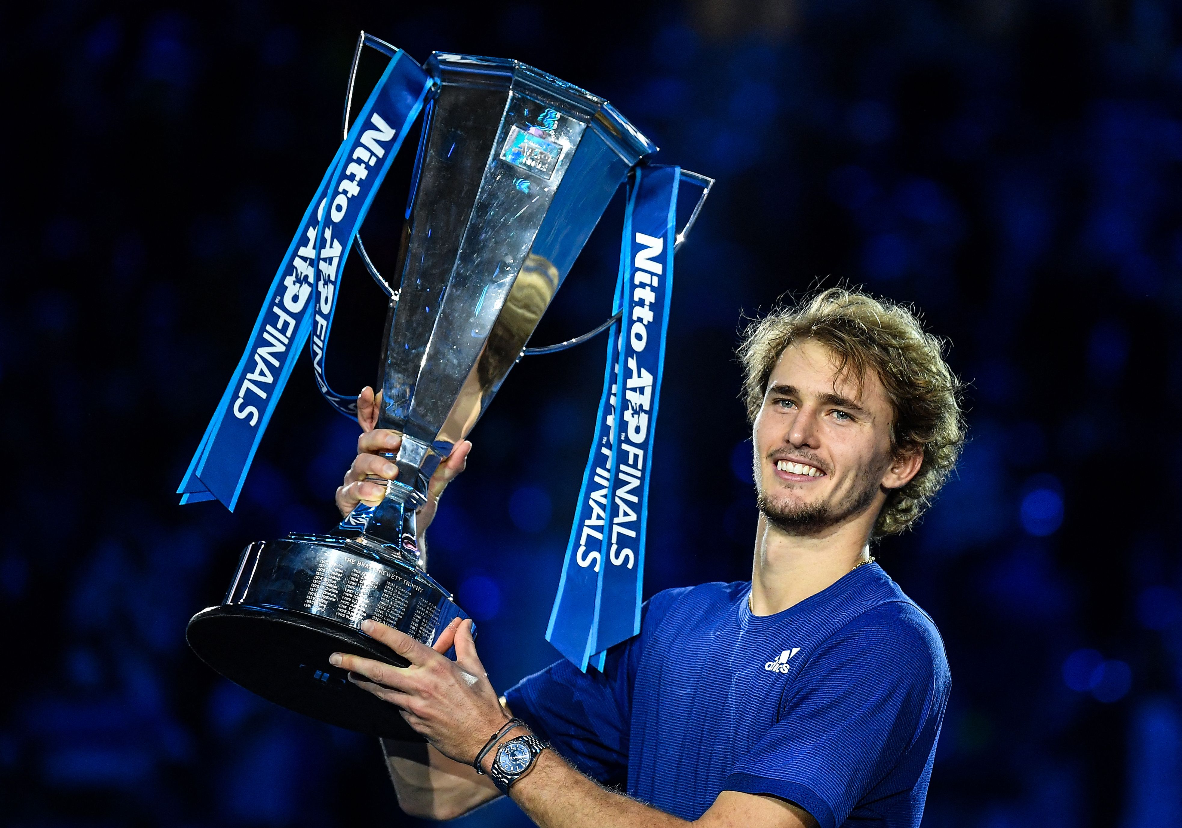 Petenis Jerman Alexander Zverev mengangkat trofi juara ATP Finals