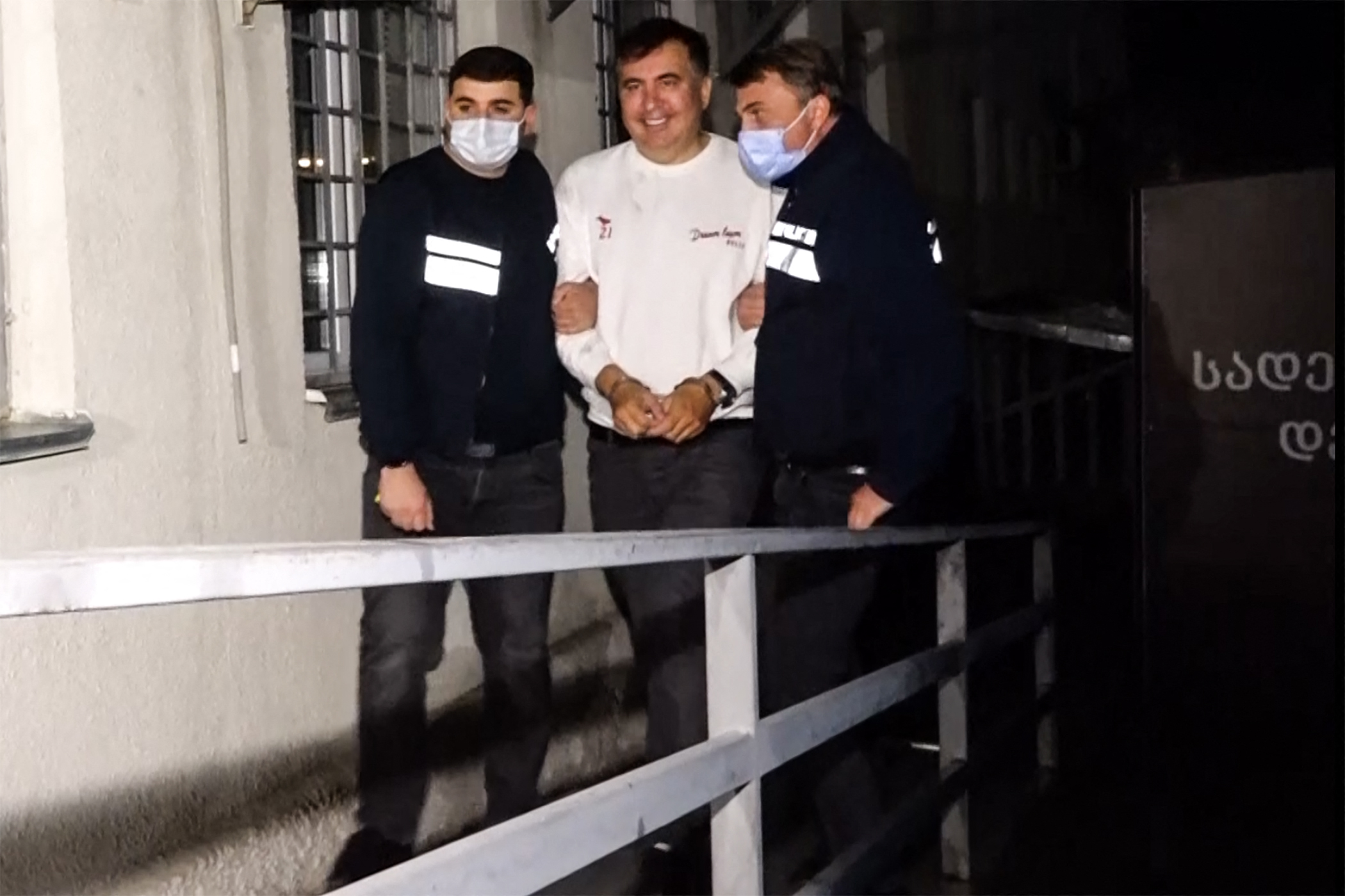 Mantan Presiden Mikheil Saakhashvili saat ditangkap polisi Georgia, 1 Oktober lalu.