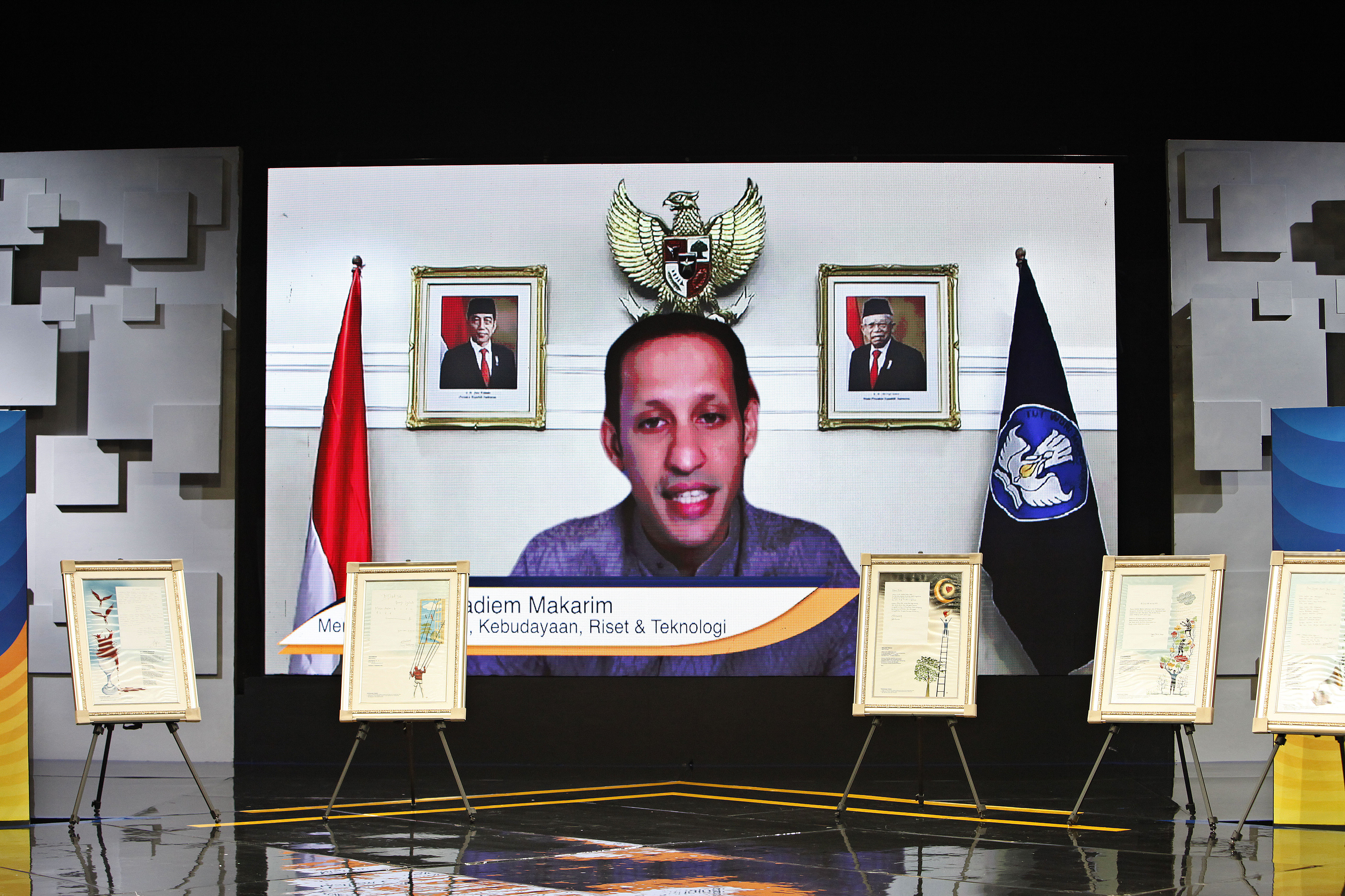 Mendikbud-Ristek Nadiem Makarim membacakan puisi dalam Festival Bahasa dan Sastra 2021 di Grand Studio Metro TV, Jakarta, Jumat (29/10/2021)