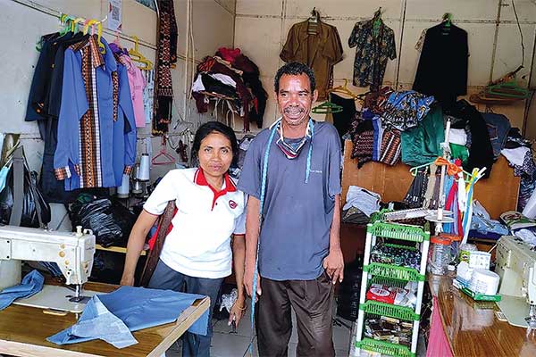 Pasangan suami istri penyandang disabilitas tunadaksa, Yoseph Loku dan Albina Abon, berfoto bersama di tempat usaha jahit pakaian 