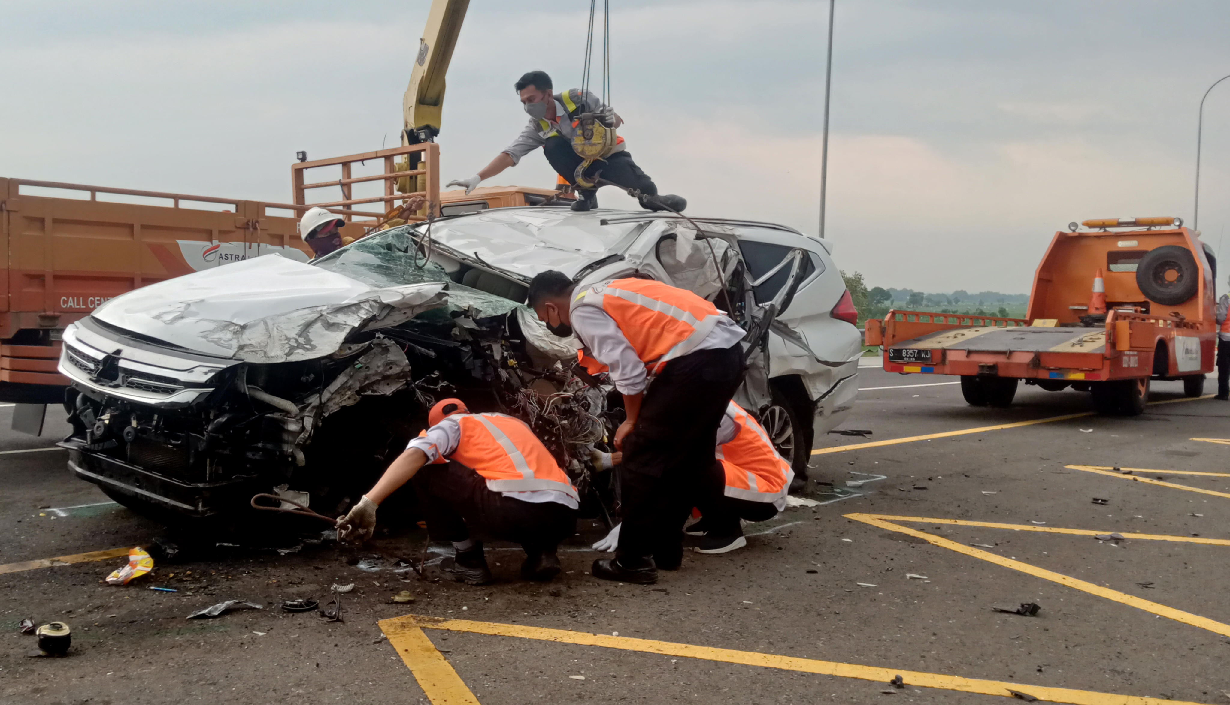 Petugas mengevakuasi mobil Pajero nopol B 1264 BJU yang ditumpangi artis Vanessa Angel