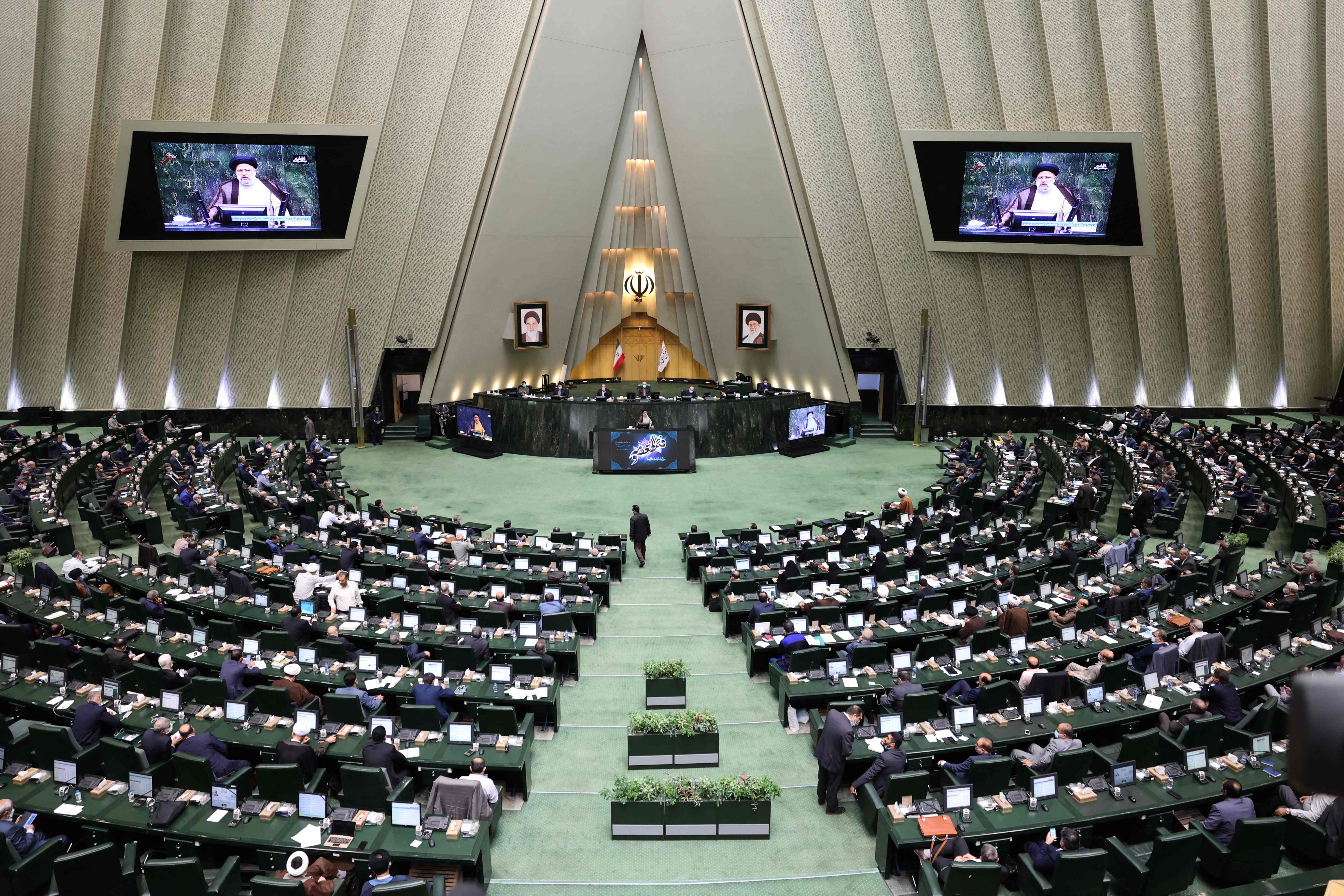 Presiden Iran Ebrahim Raisi berbicara di hadapan parlemen.