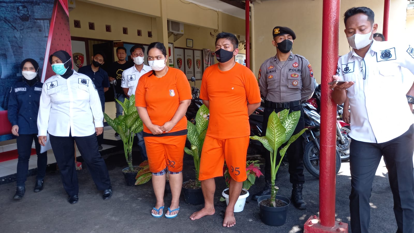 Pasangan suami istri yang menjadi tersangka penggelapan mobil di Brebes, Jawa Tengah.