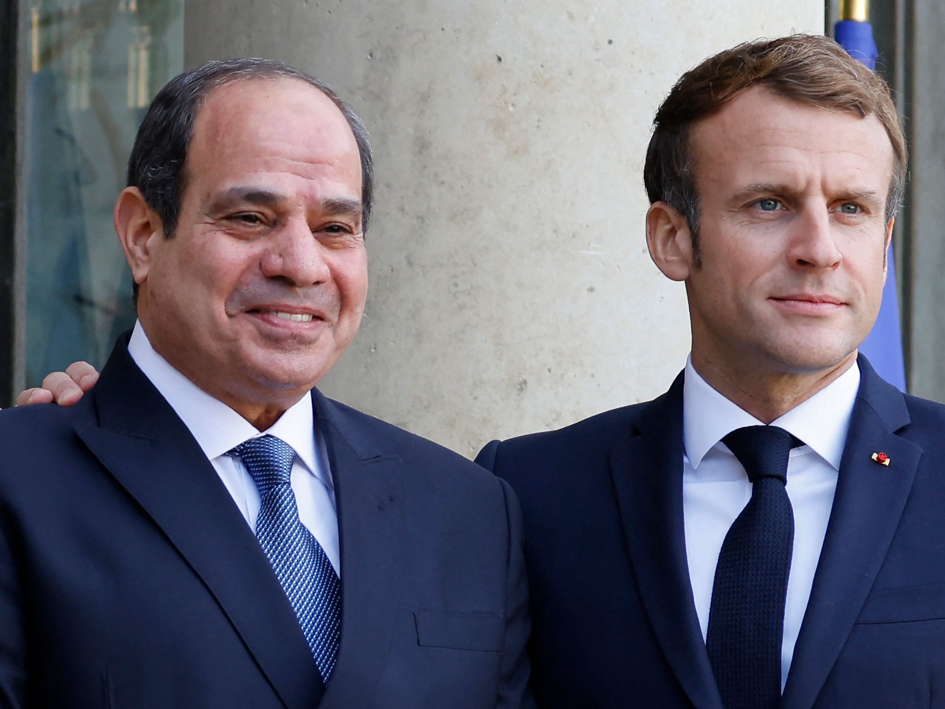 Presiden Prancis Emmanuel Macron (kanan) dan Presiden Mesir Abdel Fattah al-Sisi (kiri).