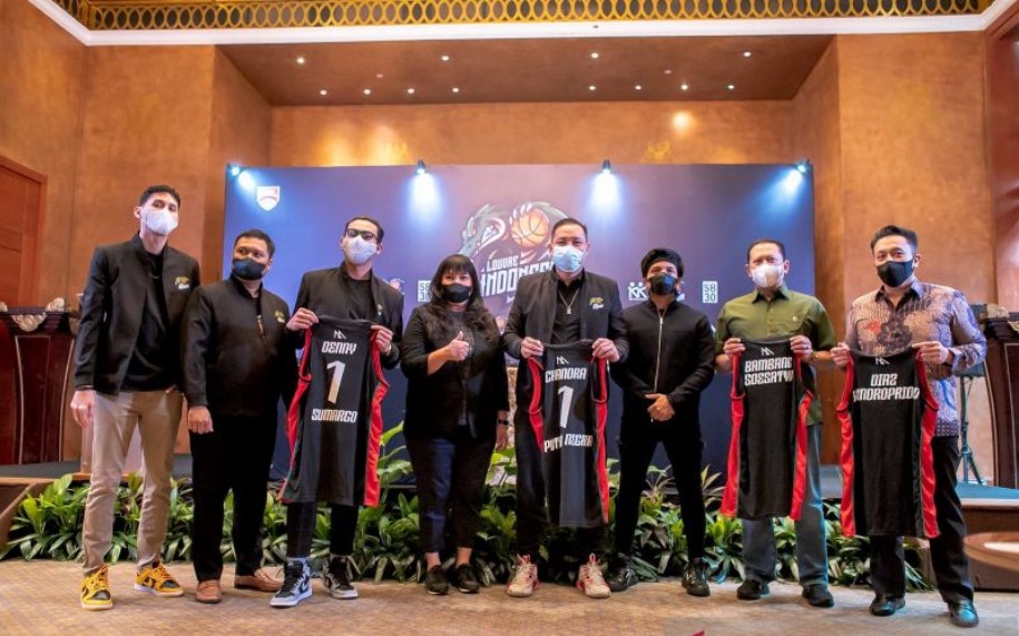 Denny Sumargo (ketiga dari kiri) ditunjuk sebagai Presiden Louvre Indonesia yang bakal mentas di ASEAN Basketball League (ABL) musim 2022. 
