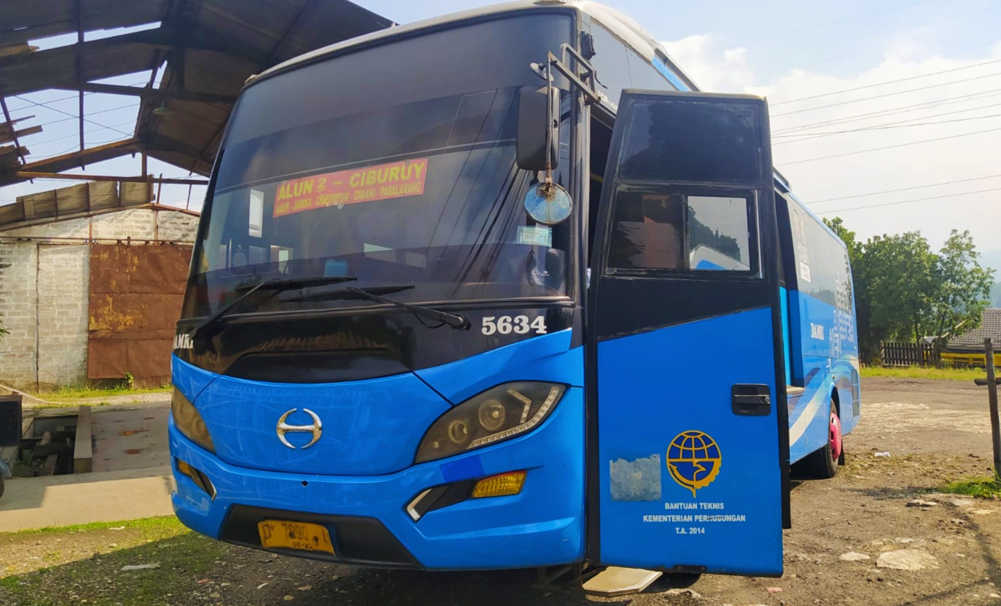 Bus Damri menunggu penumpang di pool Kampung Kuta Luhur RW 8, Desa Ciburuy, Kecamatan Padalarang, Kabupaten Bandung Barat, Senin (1/11).