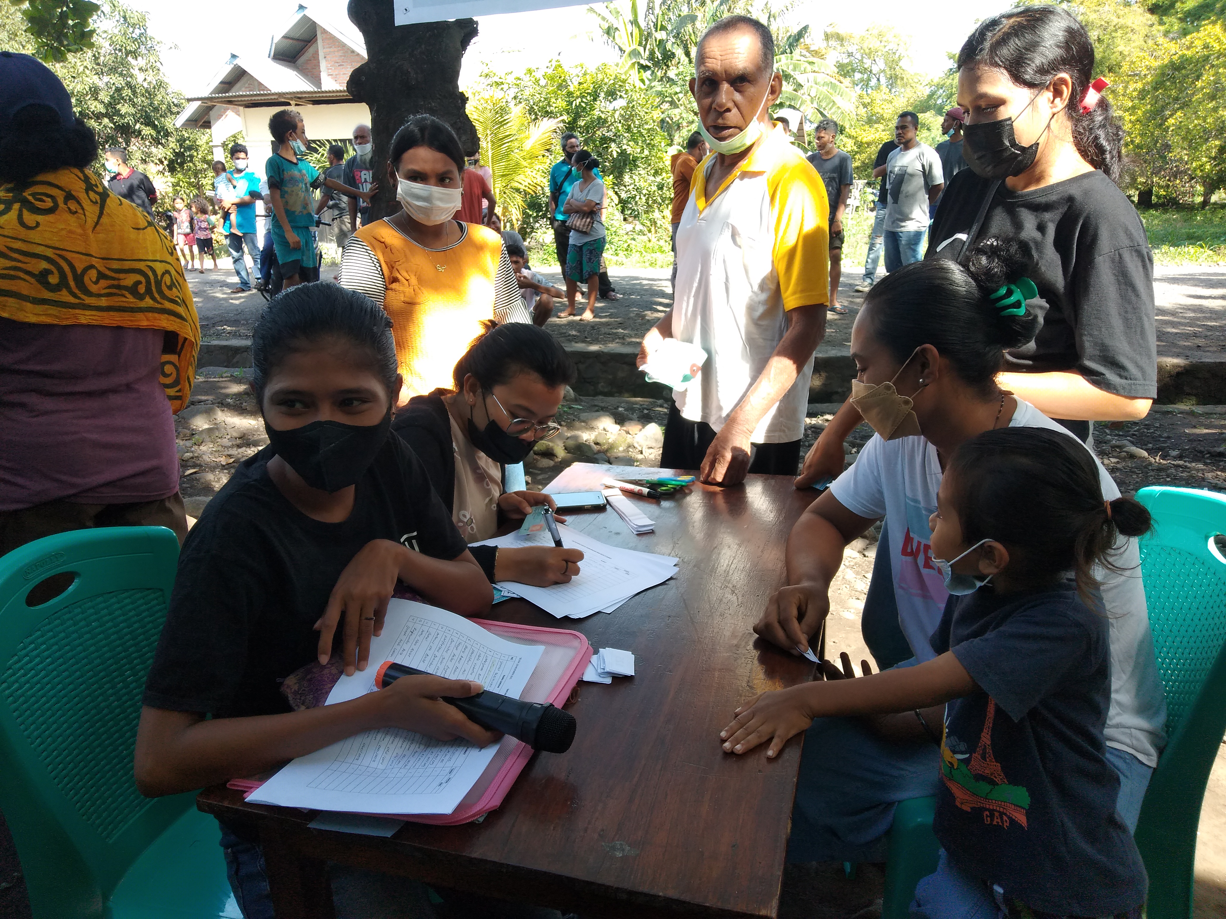 Warga mengikuti vaksinasi yang digelar pelajar dan mahasiswa di Lembata, NTT