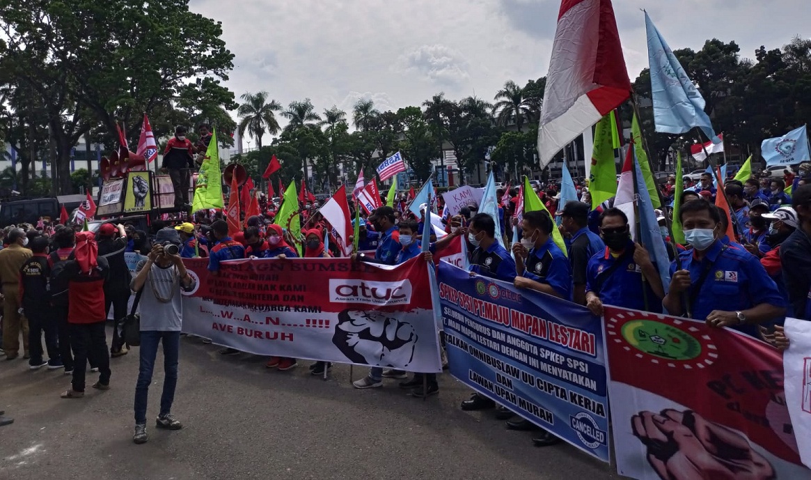 Aksi unjuk rasa buruh di Kantor Gubernur menolak penetapan UMP 2022 Sumsel, Selasa (30/11).