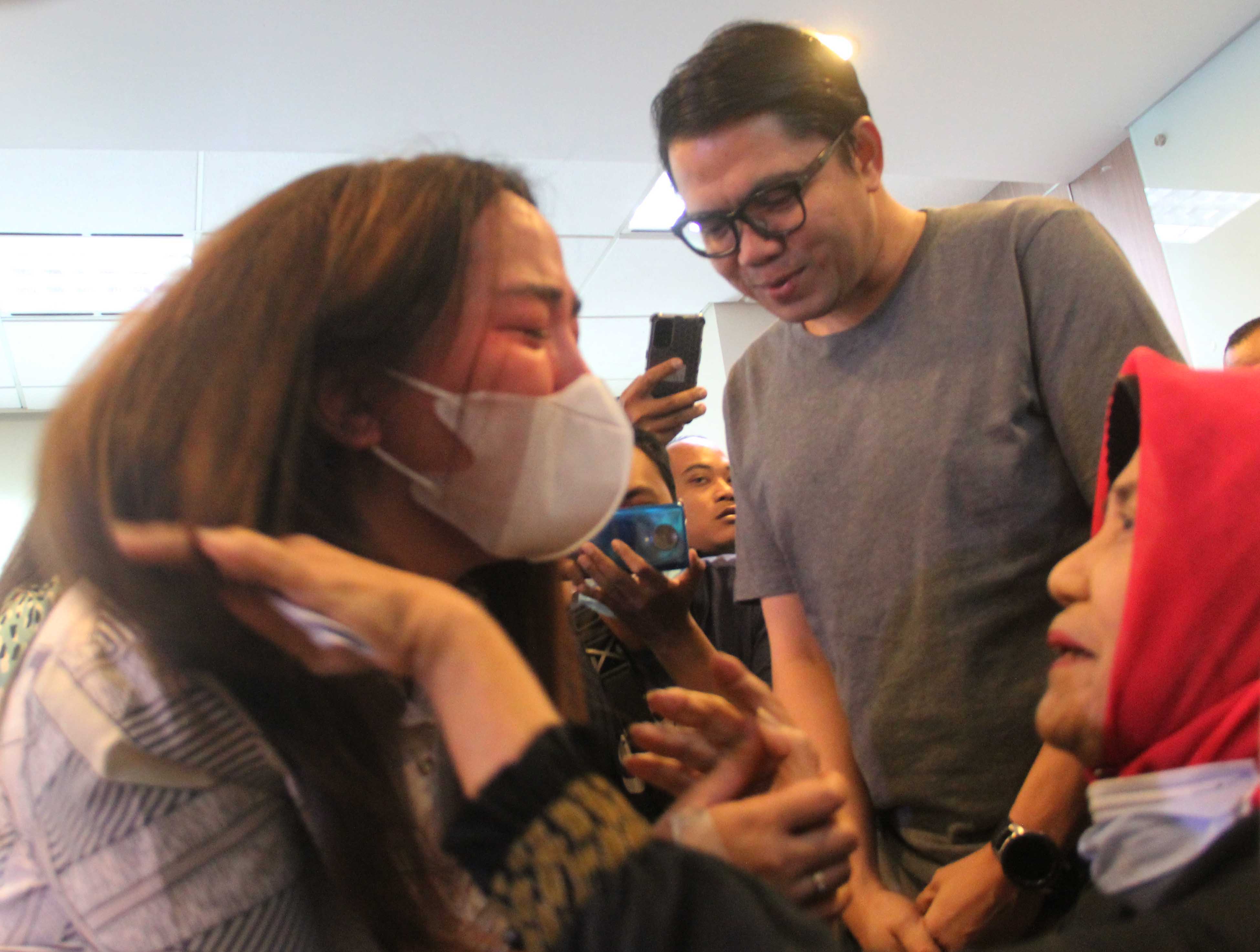 Anggiat Pasaribu perempuan yang terlibat cekcok dengan ibunda anggota Komisi III DPR Arteria Dahlan, meminta maaf.