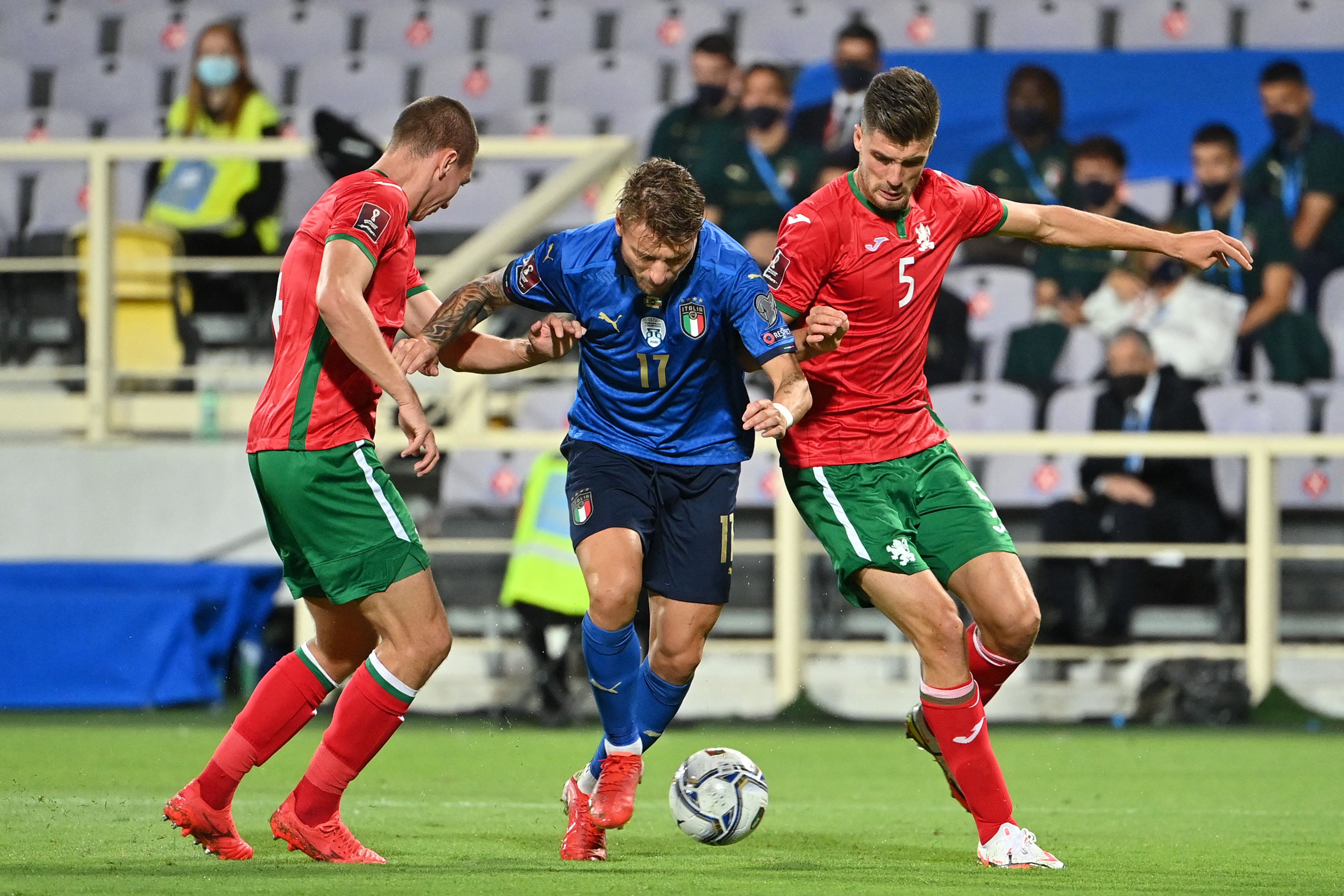 Penyerang timnas Italia Ciro Immobile (tengah) dikepung dua pemain timnas Bulgaria pada laga kualifikasi Piala Dunia 2022.