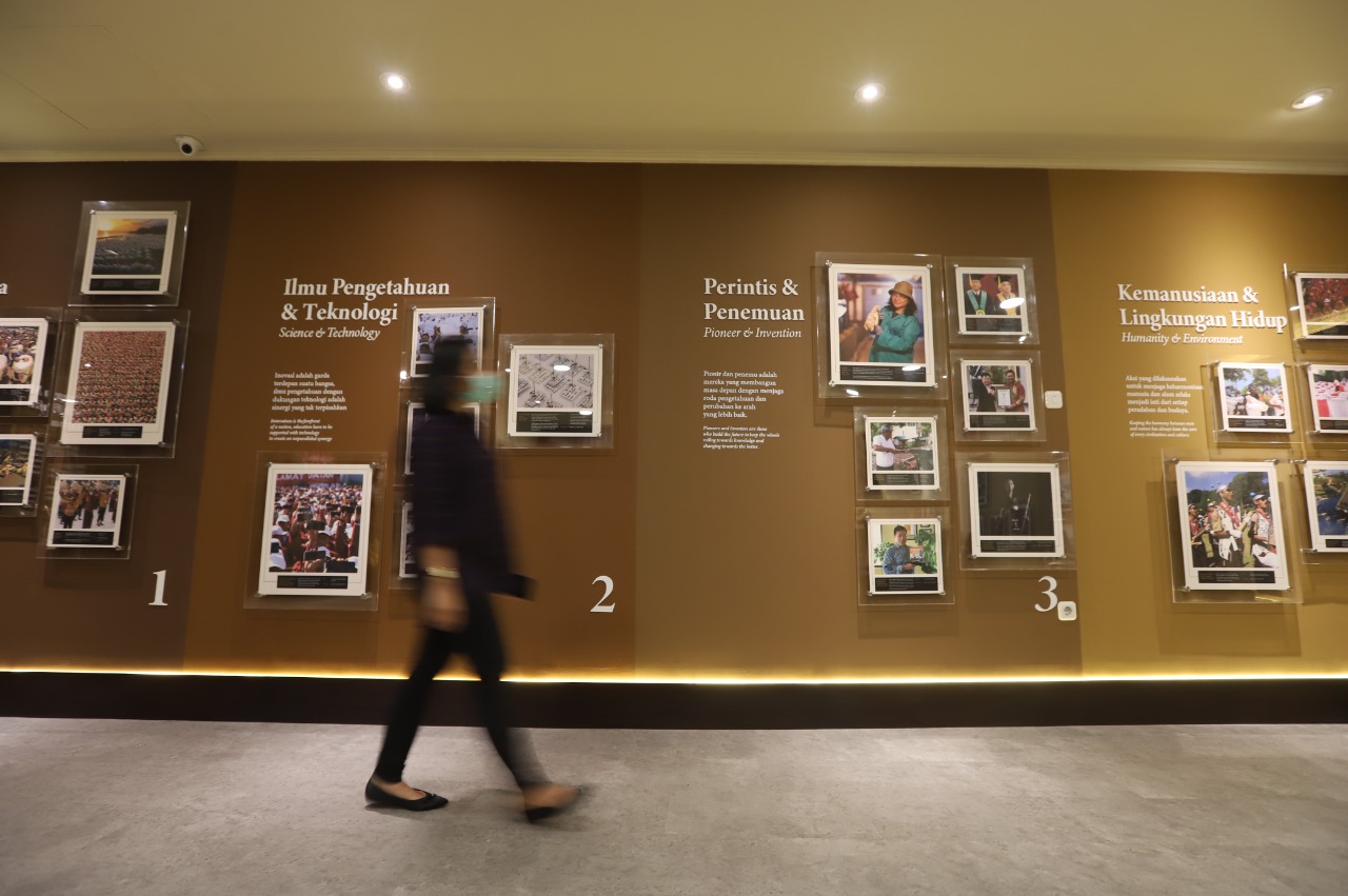 Pengunjung berjalan di galeri MURI Jakarta yang telah selesai direvitalisasi