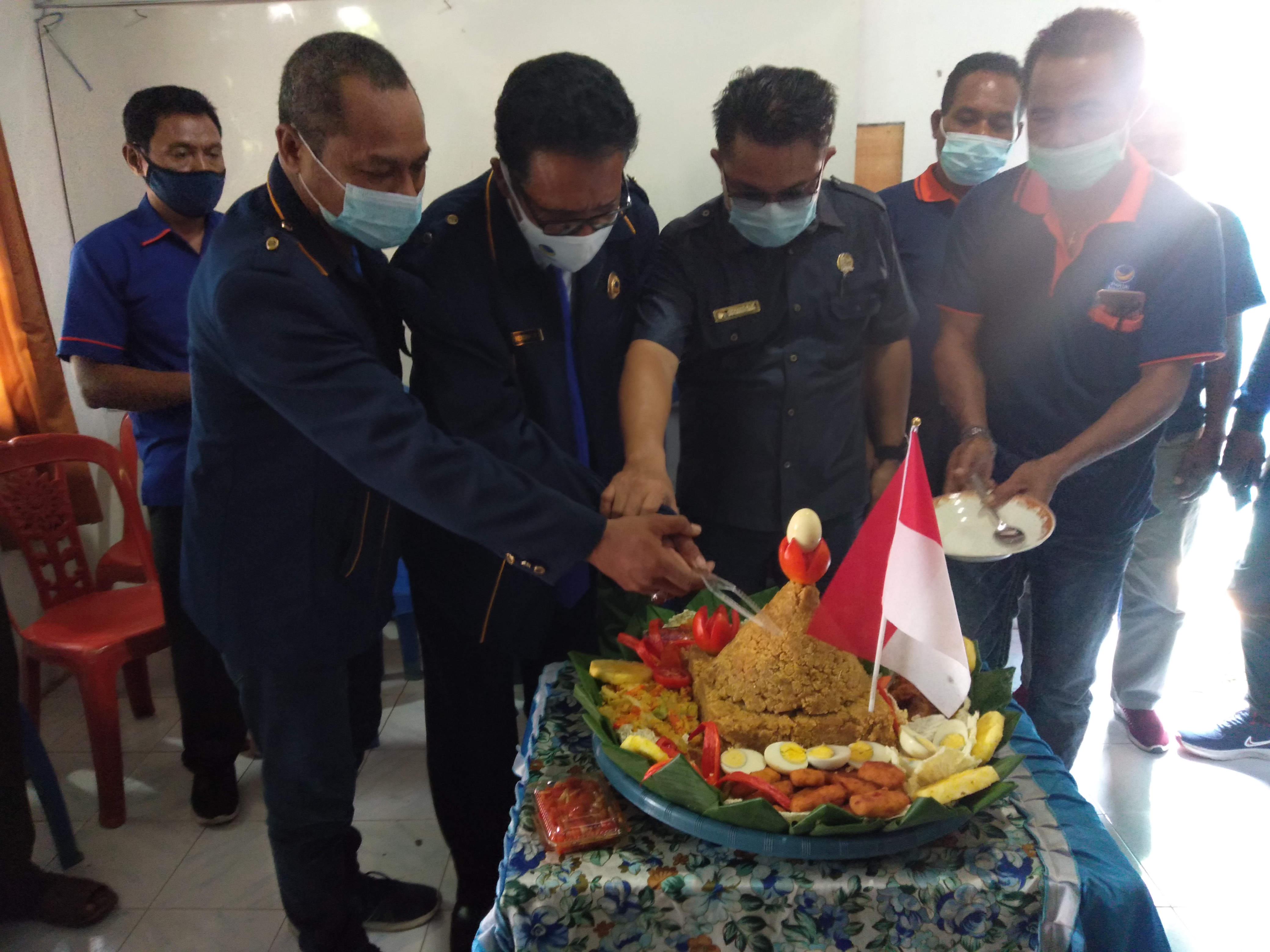 Suasana peringatan HUT ke-10 Partai NasDem di di Kantor Sekretariat Partai NasDem Lembata, NTT, Kamis (11/11).