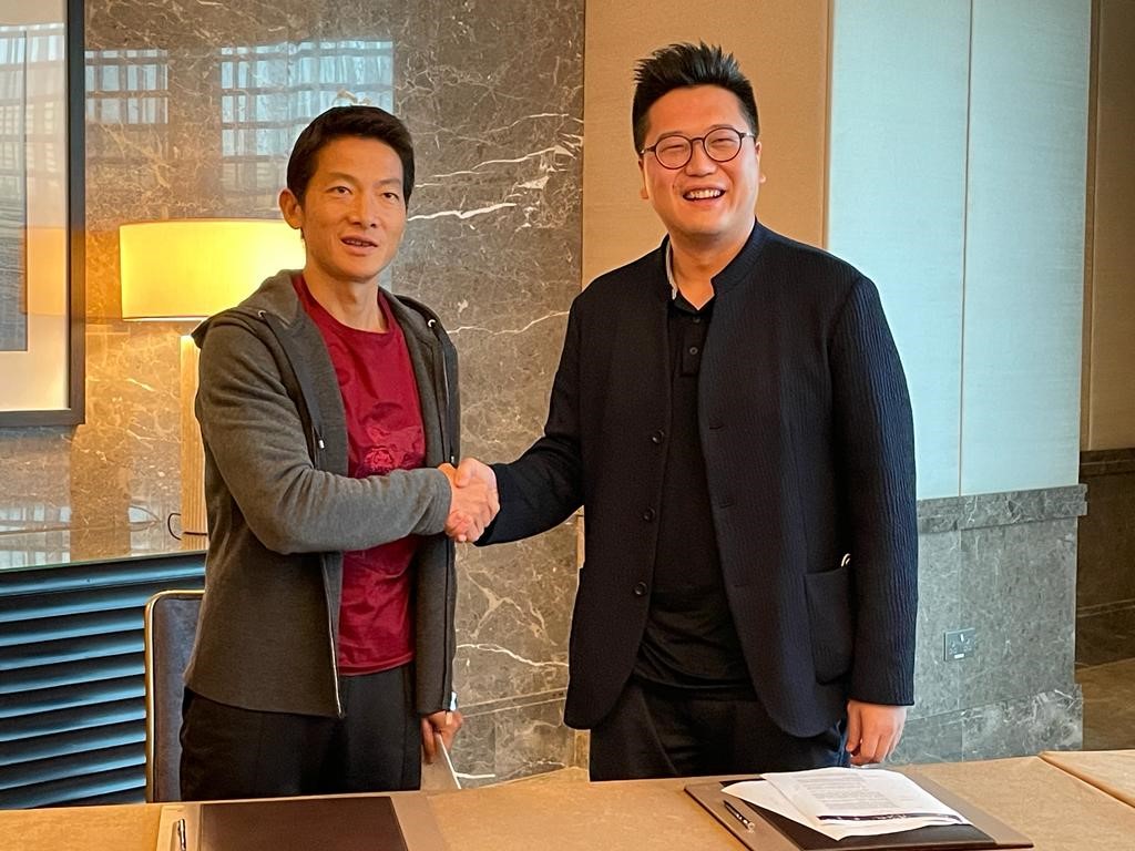 Group CEO Sinar Mas Land Michael Widjaja (kanan) dan Group CEO G42 Peng Xiao. 