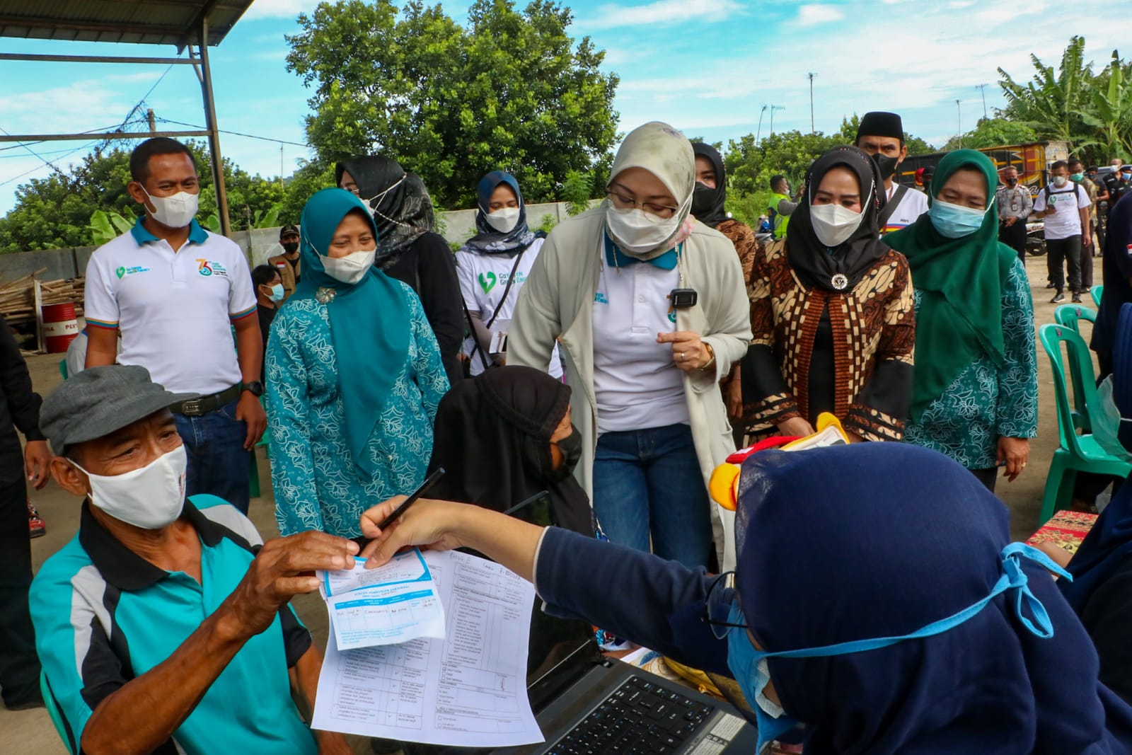 Bupati Purwakarta Anne Ratna Mustika (tengah) saat meninjau pelaksanaan vaksinasi.